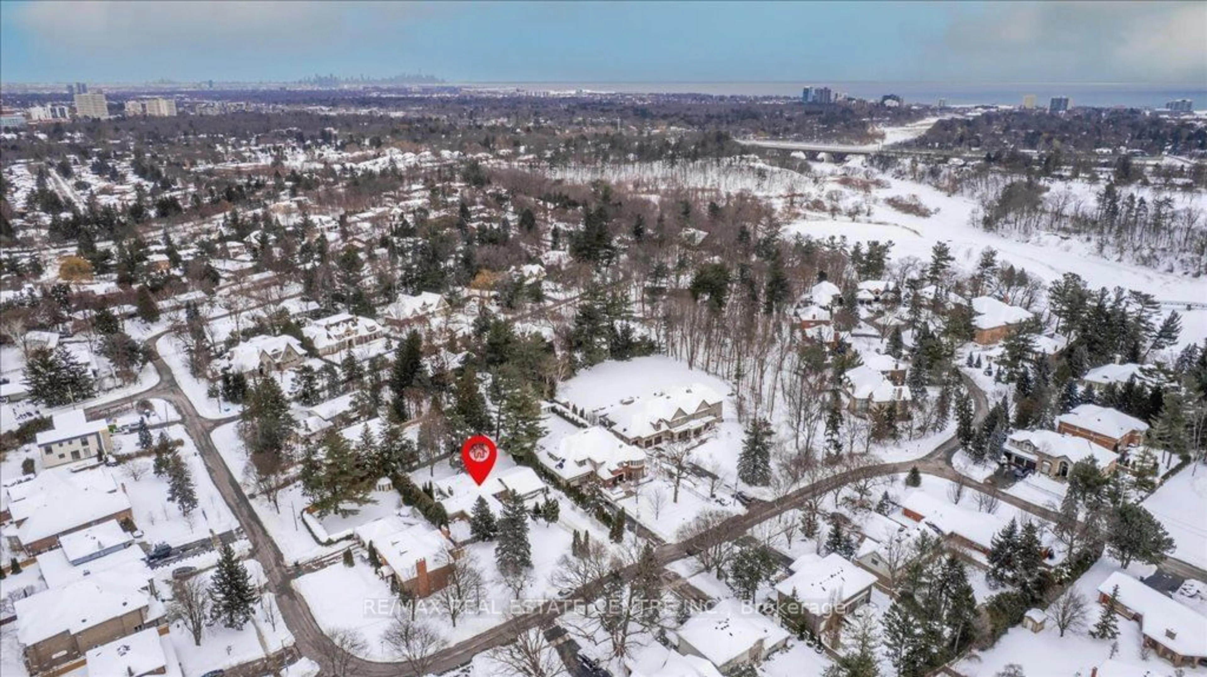 A pic from outside/outdoor area/front of a property/back of a property/a pic from drone, street for 2260 Oneida Cres, Mississauga Ontario L5C 1V6