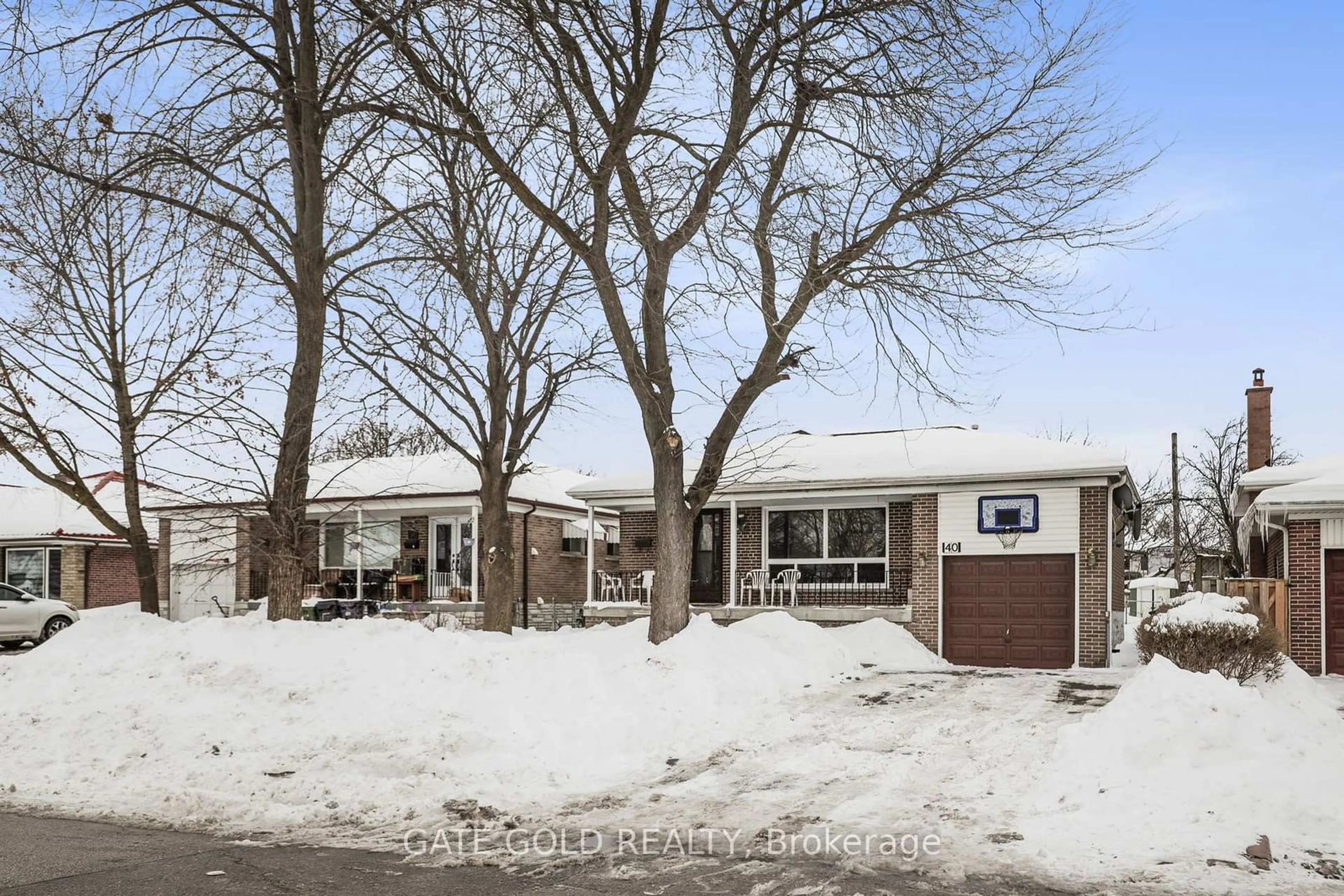 A pic from outside/outdoor area/front of a property/back of a property/a pic from drone, street for 40 Tealham Dr, Toronto Ontario M9V 3T6