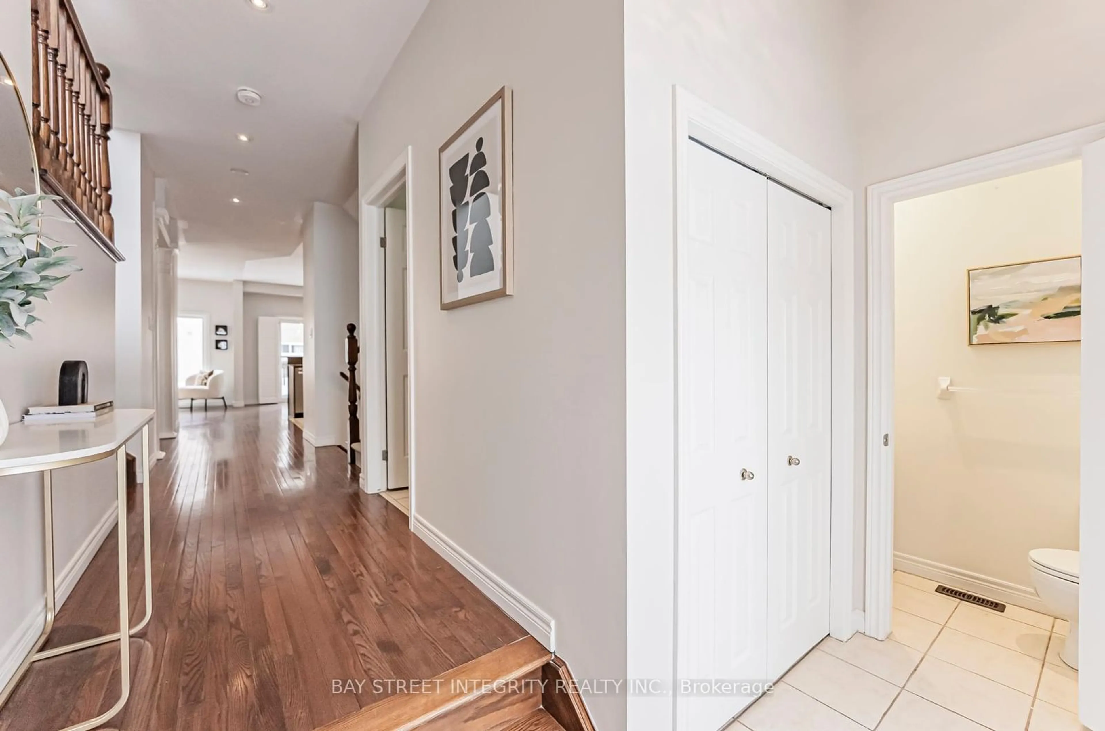 Indoor foyer for 2320 Baronwood Dr, Oakville Ontario L6M 4Z5