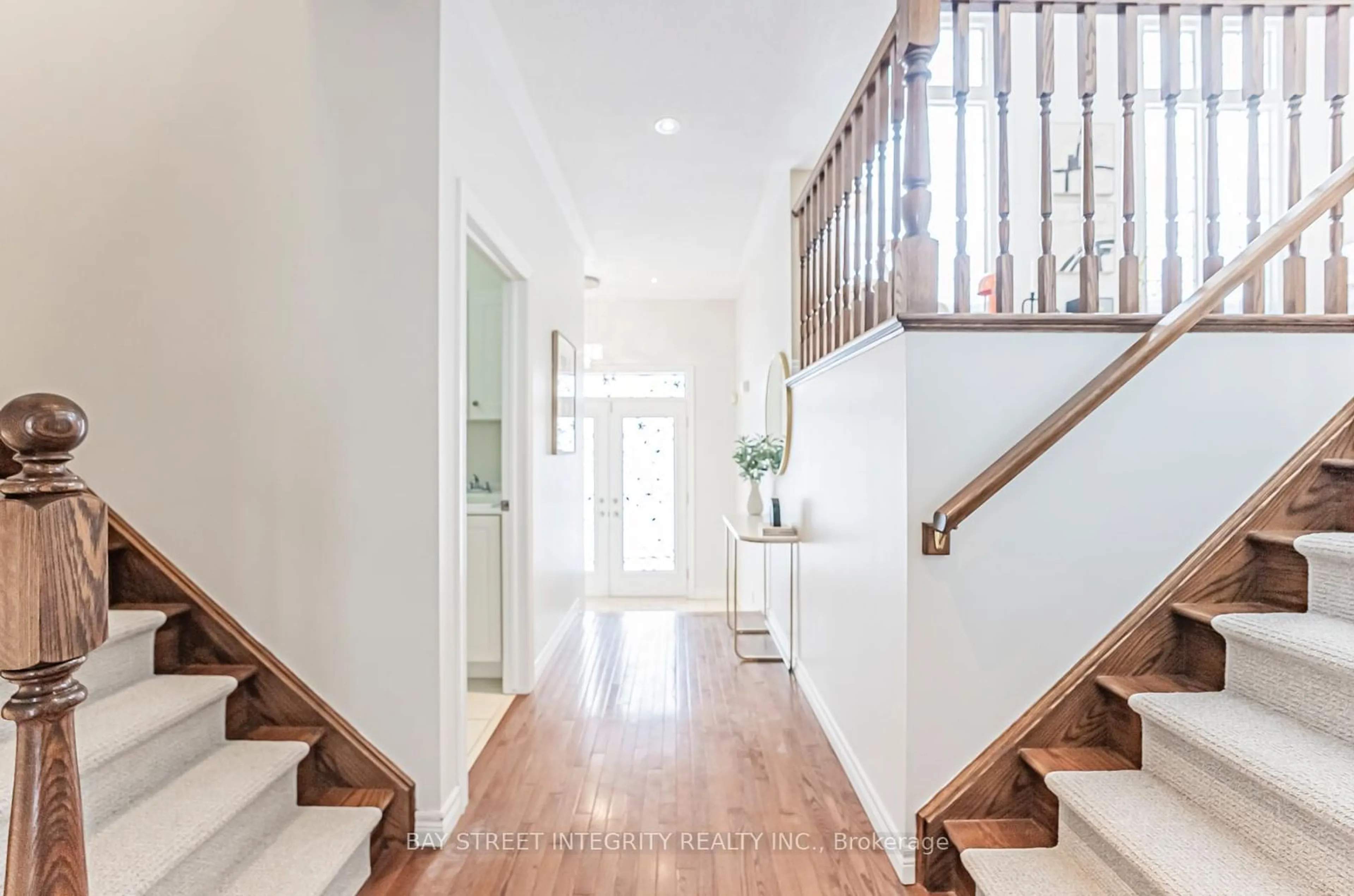 Indoor entryway for 2320 Baronwood Dr, Oakville Ontario L6M 4Z5