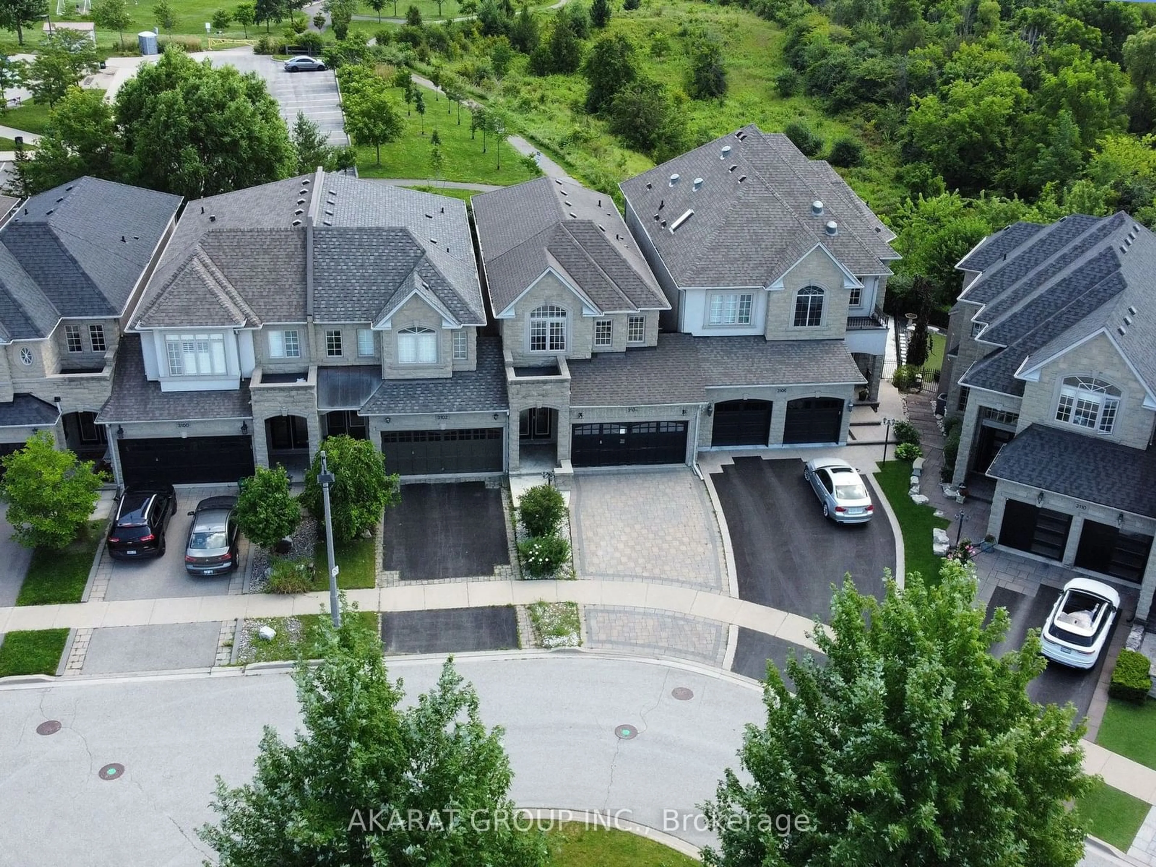 A pic from outside/outdoor area/front of a property/back of a property/a pic from drone, street for 3104 Cardross Crt, Oakville Ontario L6M 0A1