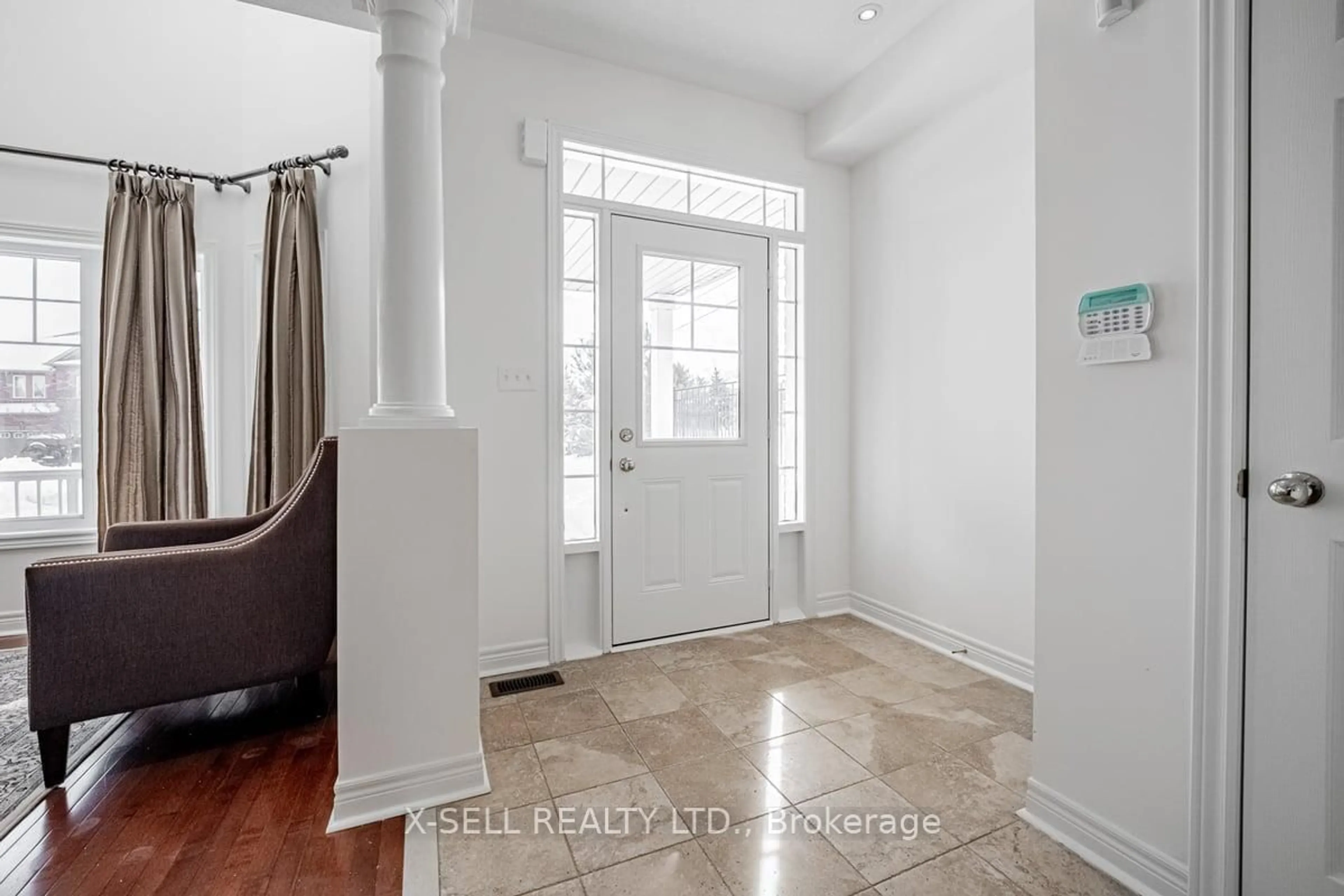 Indoor entryway for 32 Dockside Crt, Brampton Ontario L6Z 0B6