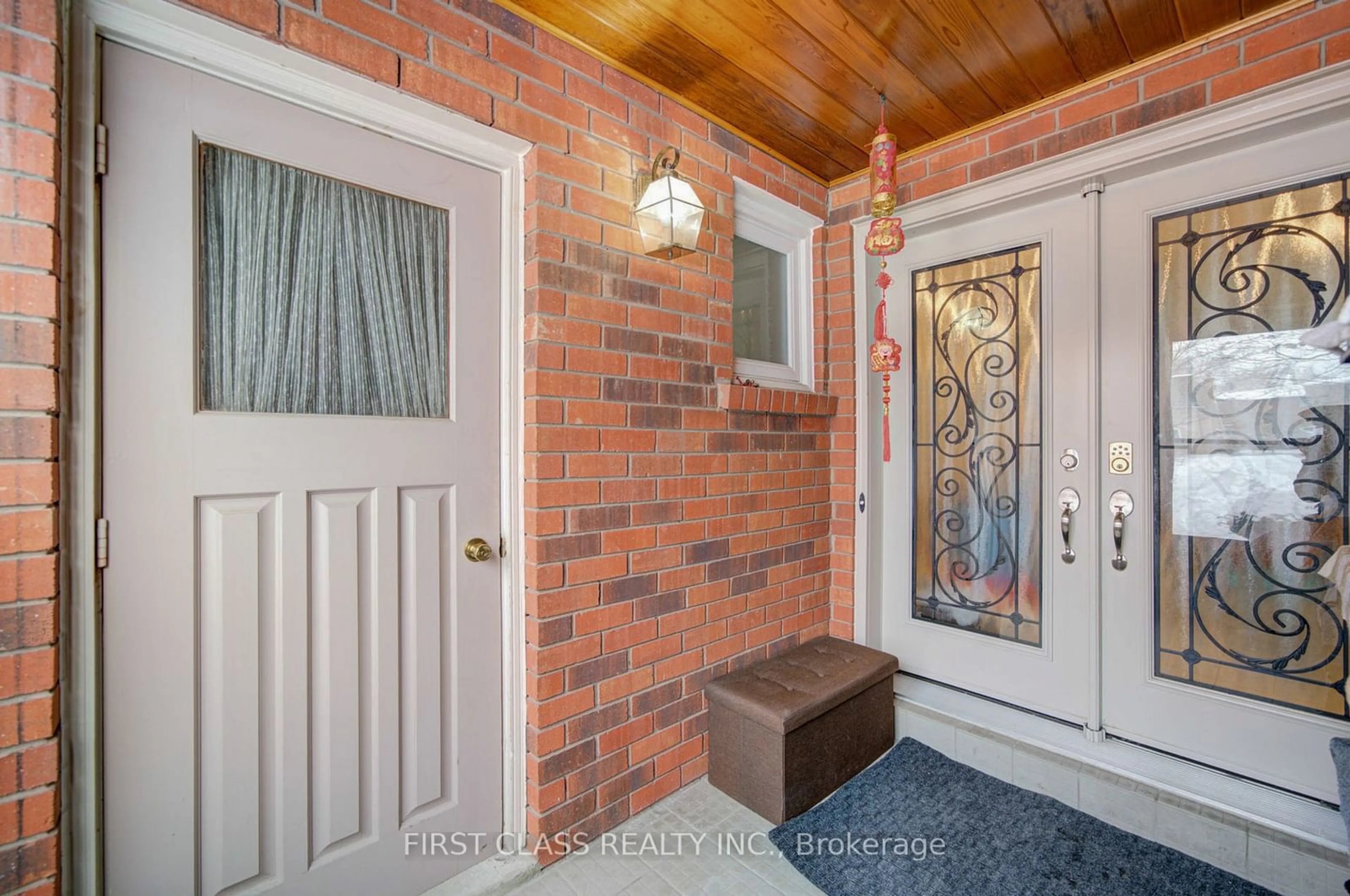 Indoor entryway for 3102 Golden Orchard Dr, Mississauga Ontario L4X 2W2