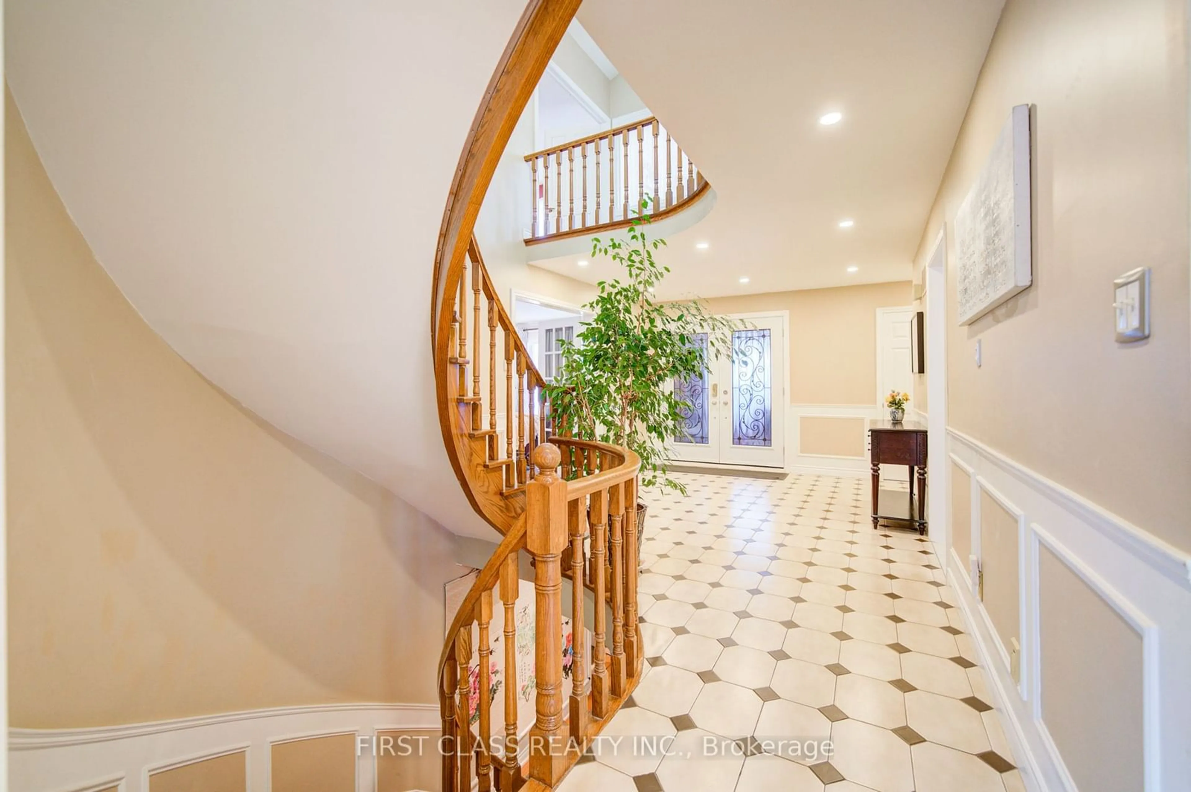 Indoor foyer for 3102 Golden Orchard Dr, Mississauga Ontario L4X 2W2