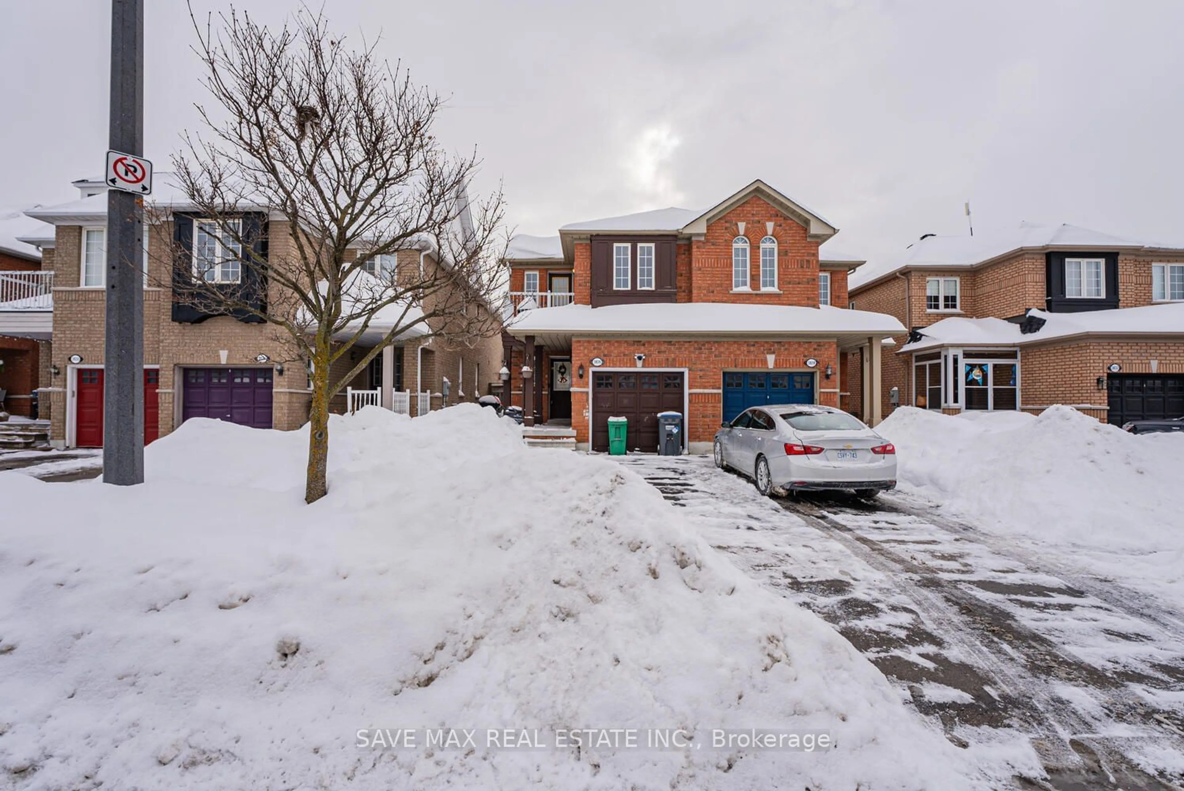 A pic from outside/outdoor area/front of a property/back of a property/a pic from drone, street for 3826 Freeman Terr, Mississauga Ontario L5M 6Y2