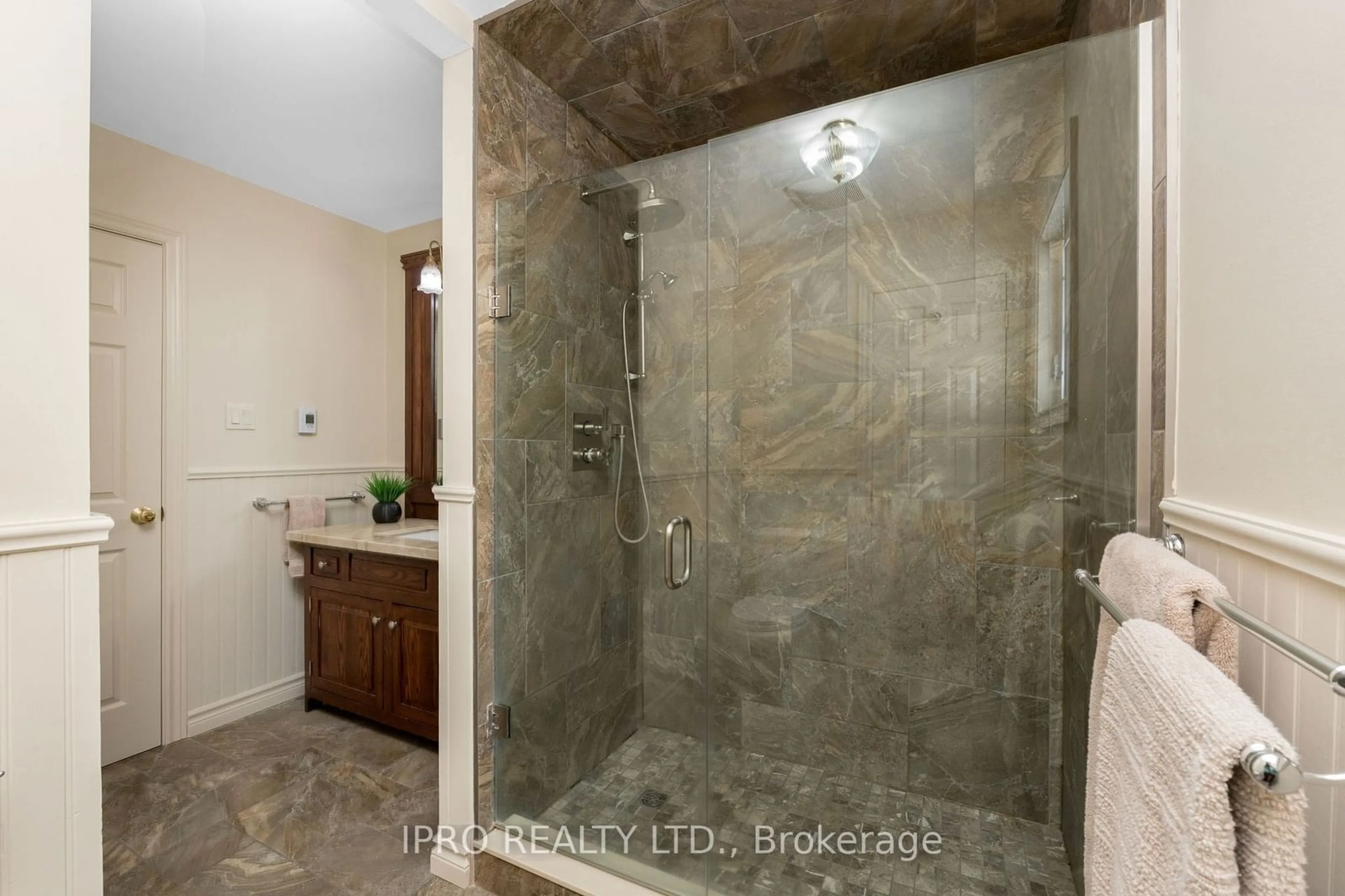 Standard bathroom, ceramic/tile floor for 25 Orsi Rd, Caledon Ontario L7C 1H6