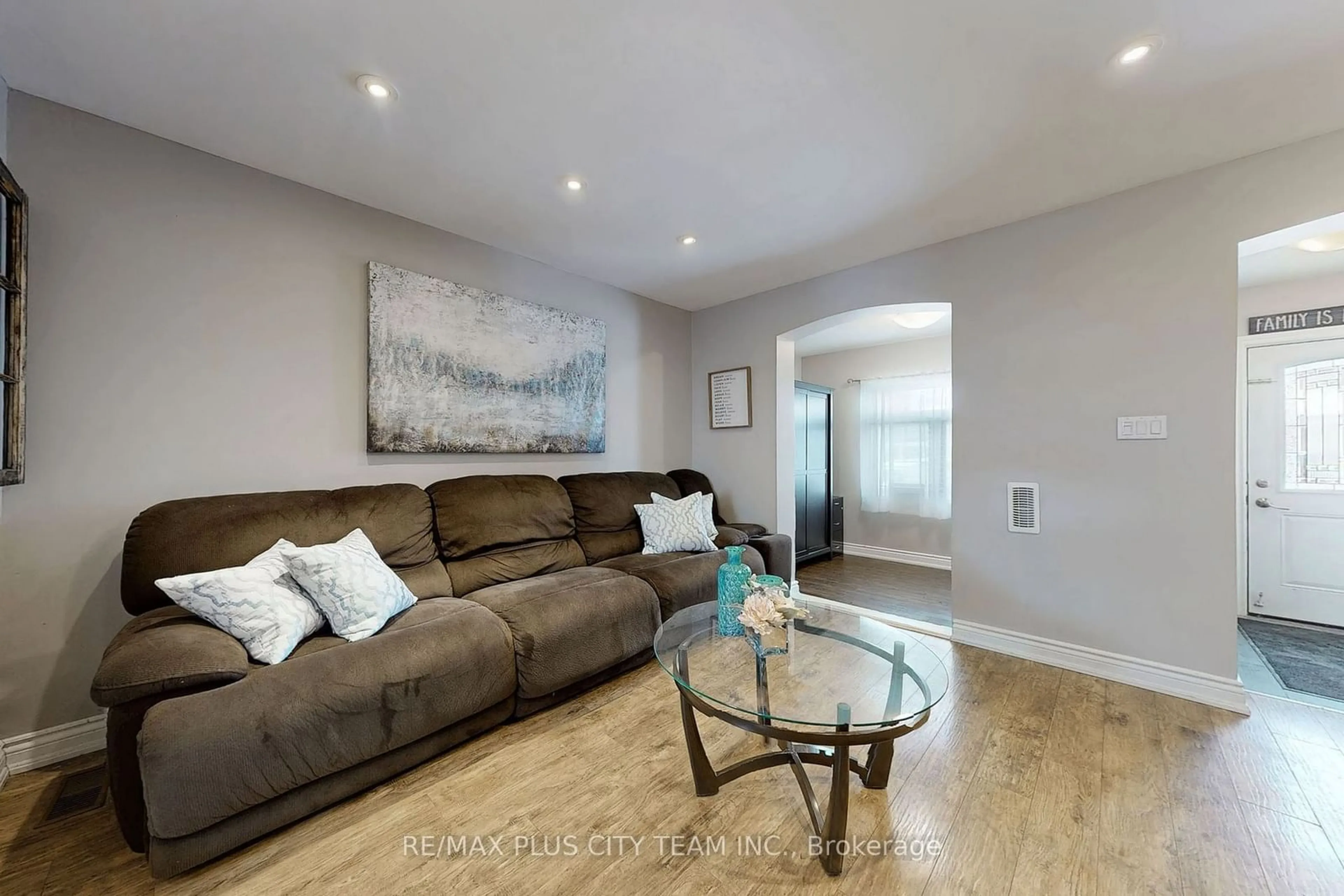 Living room with furniture, unknown for 8 Hatherley Rd, Toronto Ontario M6E 1V9