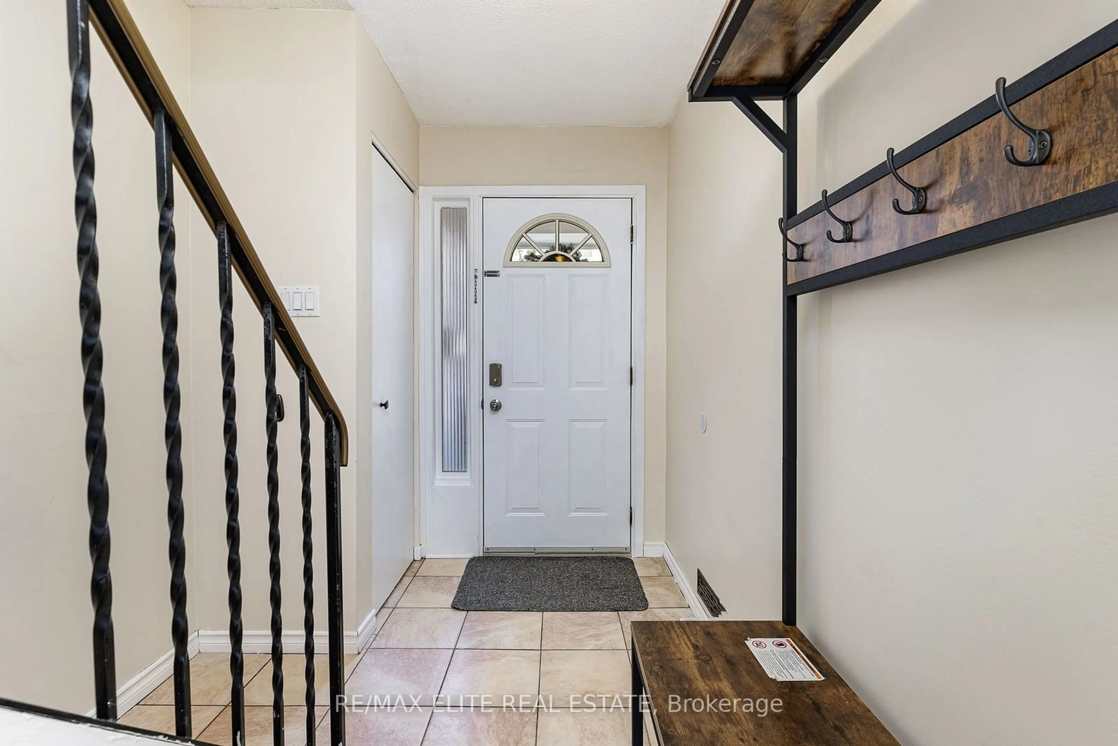 Indoor entryway for 2440 Bromsgrove Rd #159, Mississauga Ontario L5J 4J7