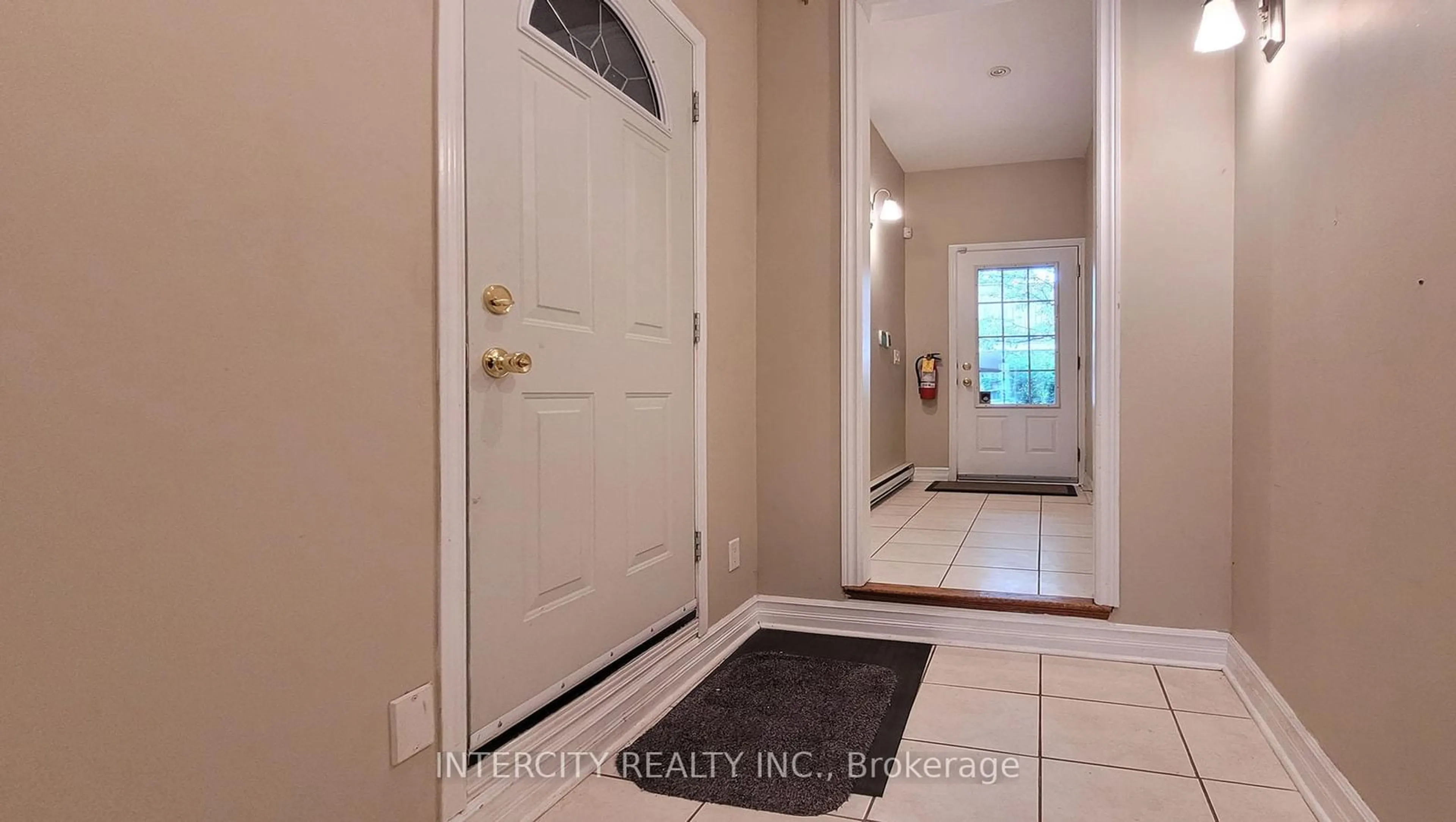 Indoor entryway for 86 Lakeshore Rd, Oakville Ontario L6K 3A2