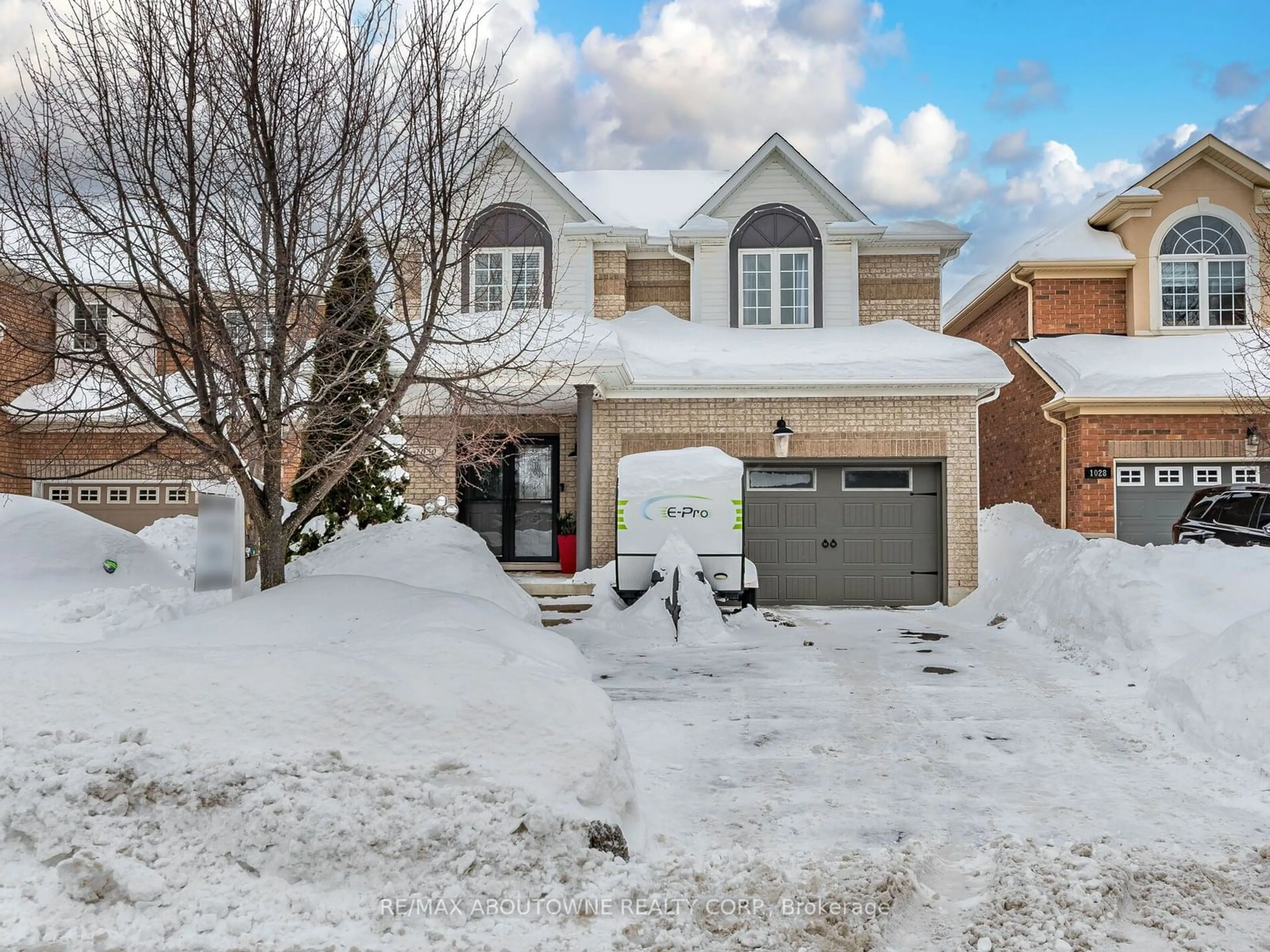 A pic from outside/outdoor area/front of a property/back of a property/a pic from drone, street for 1030 Donnelly St, Milton Ontario L9T 0A2