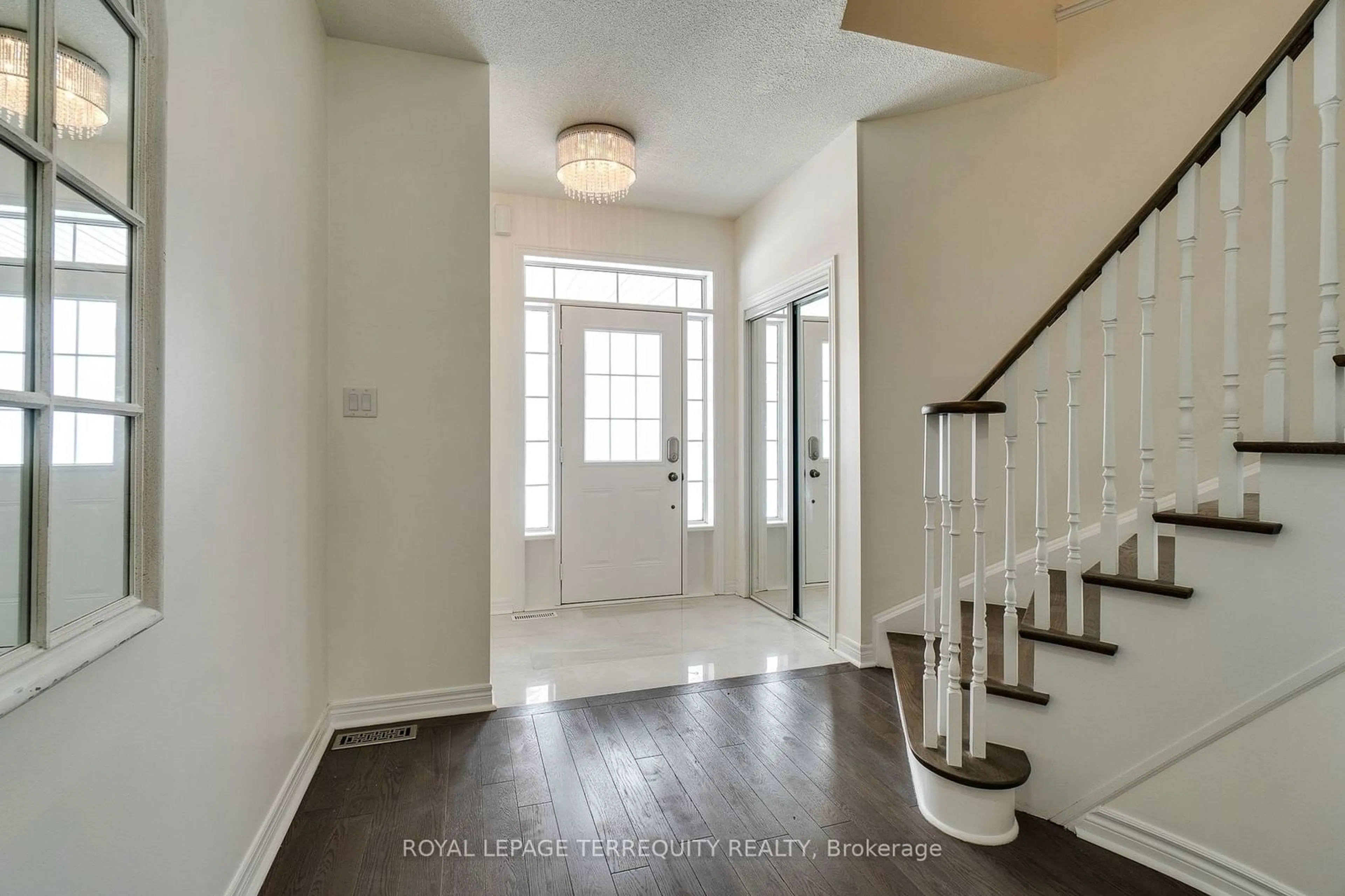 Indoor entryway for 37 George Robinson Dr, Brampton Ontario L6Y 0G4