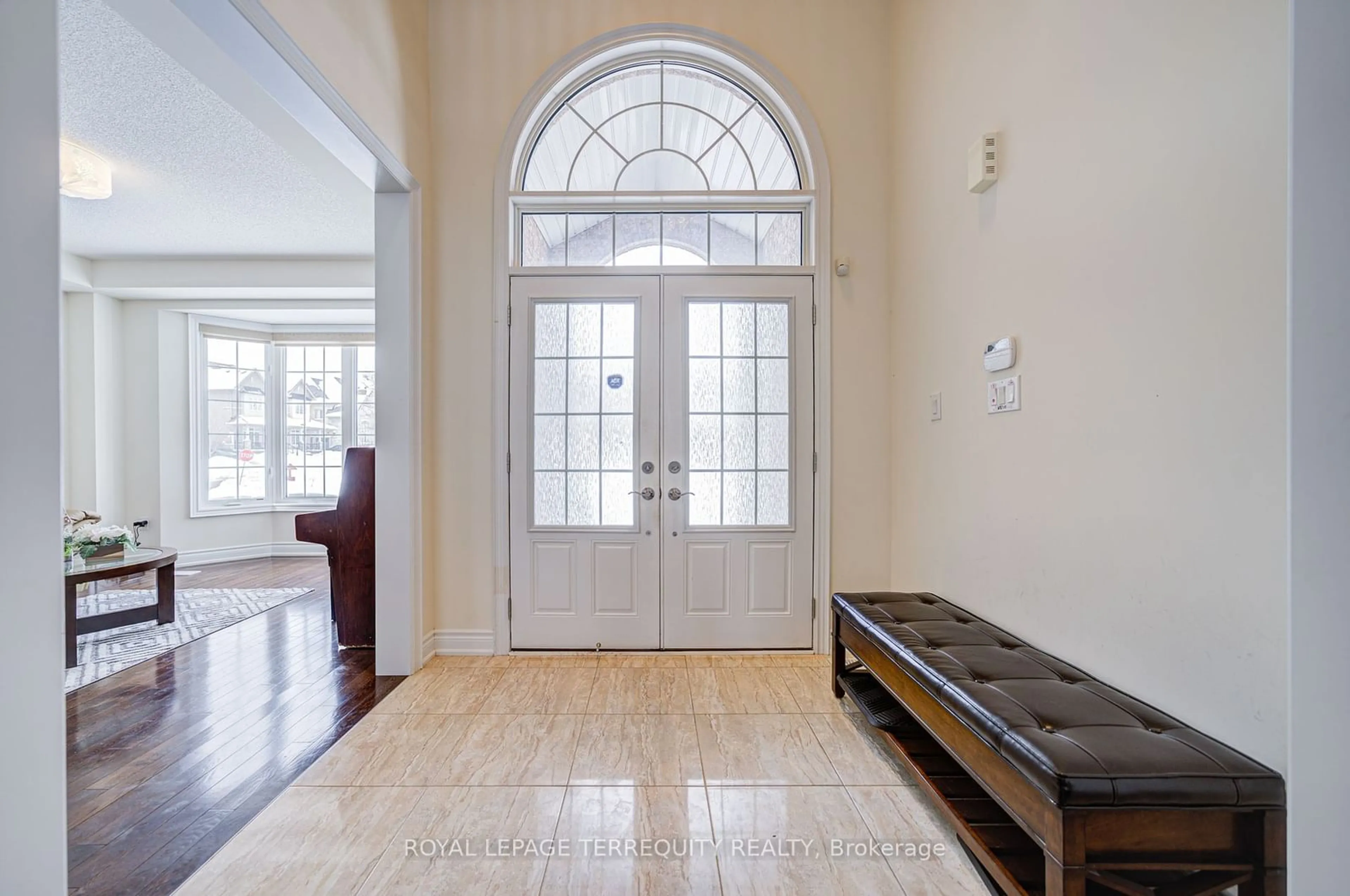 Indoor entryway for 32 Mistyglen Cres, Brampton Ontario L6Y 0X2