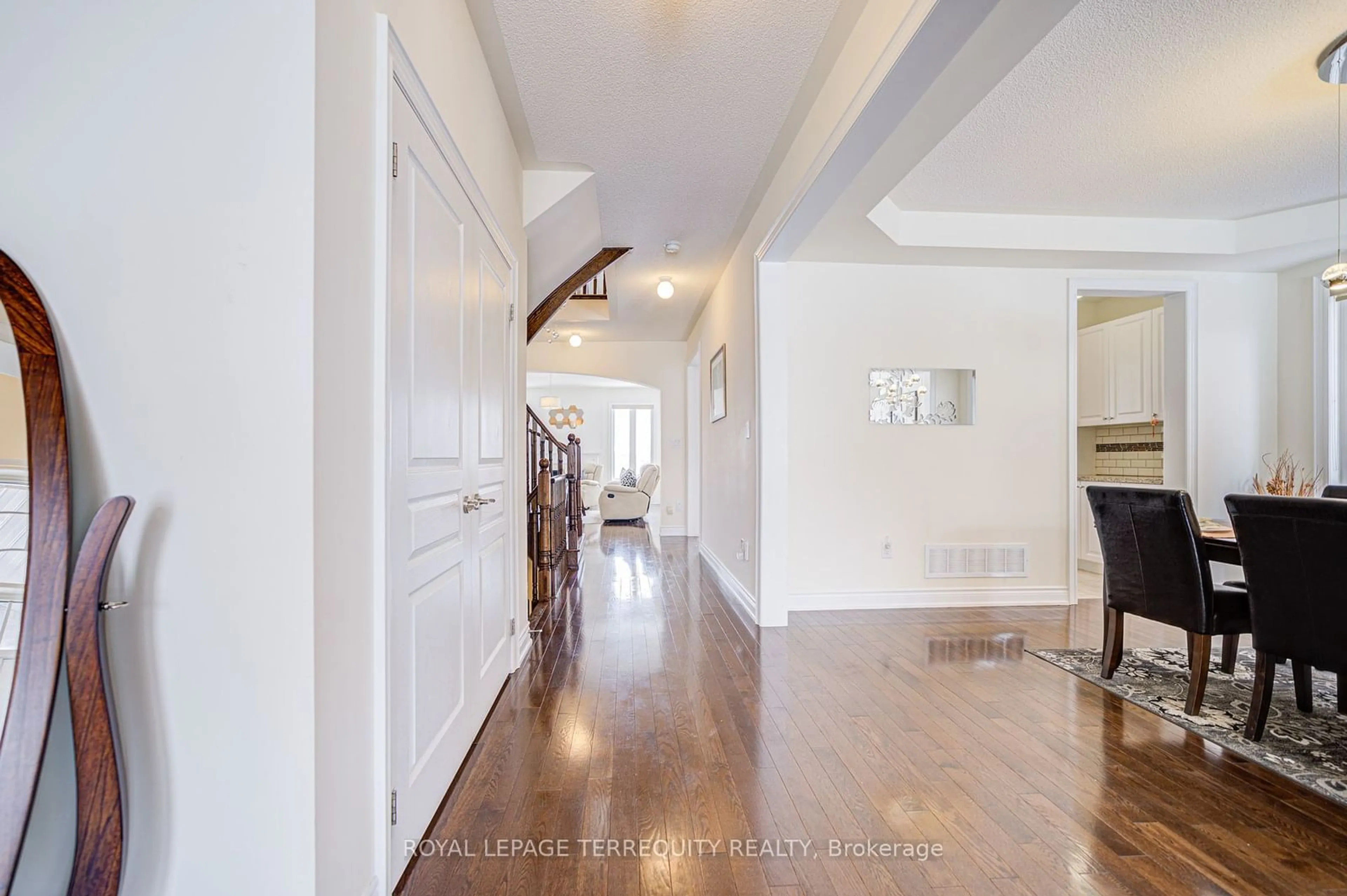 Indoor entryway for 32 Mistyglen Cres, Brampton Ontario L6Y 0X2