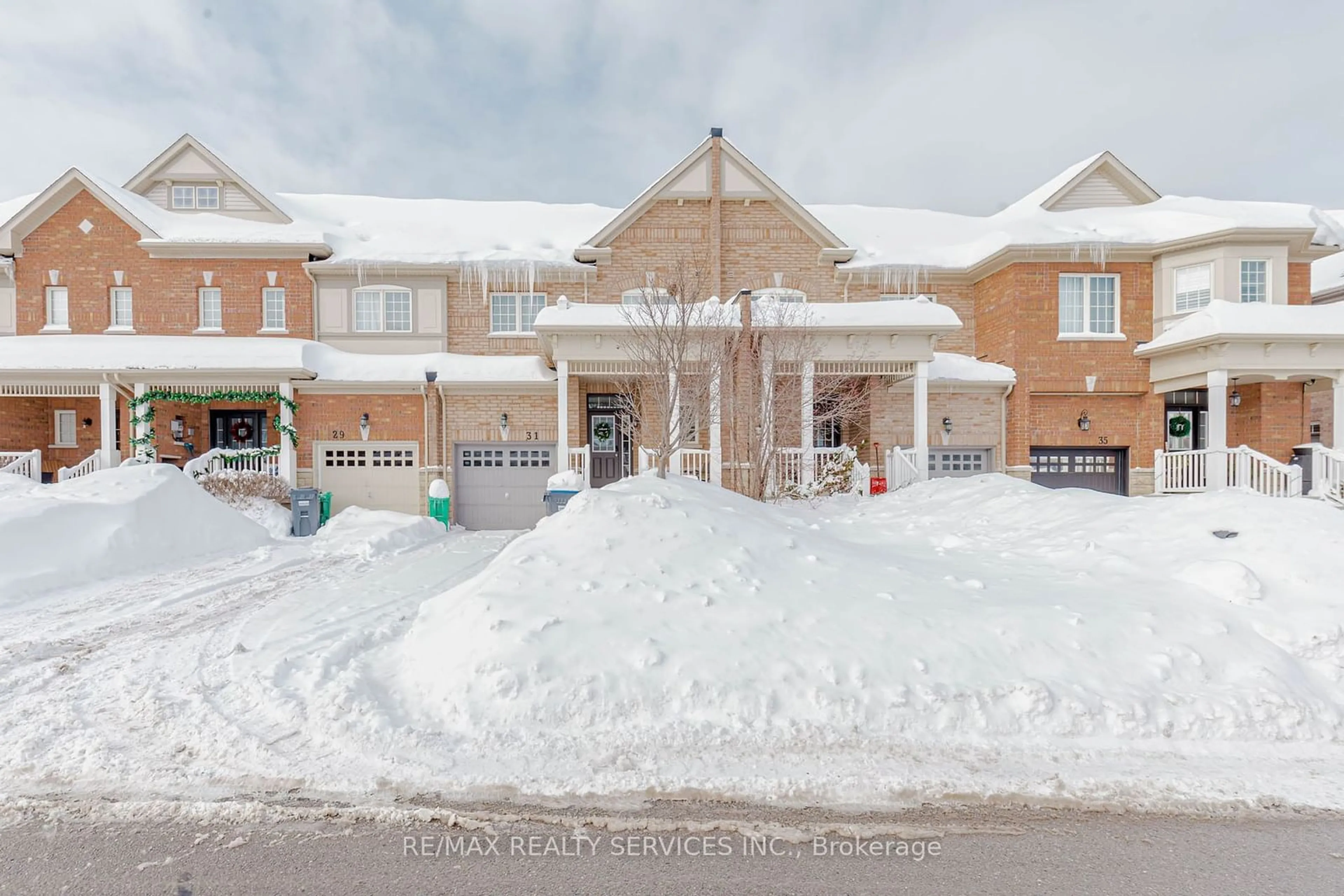 Indoor foyer for 31 Mccardy Crt, Caledon Ontario L7C 3W9