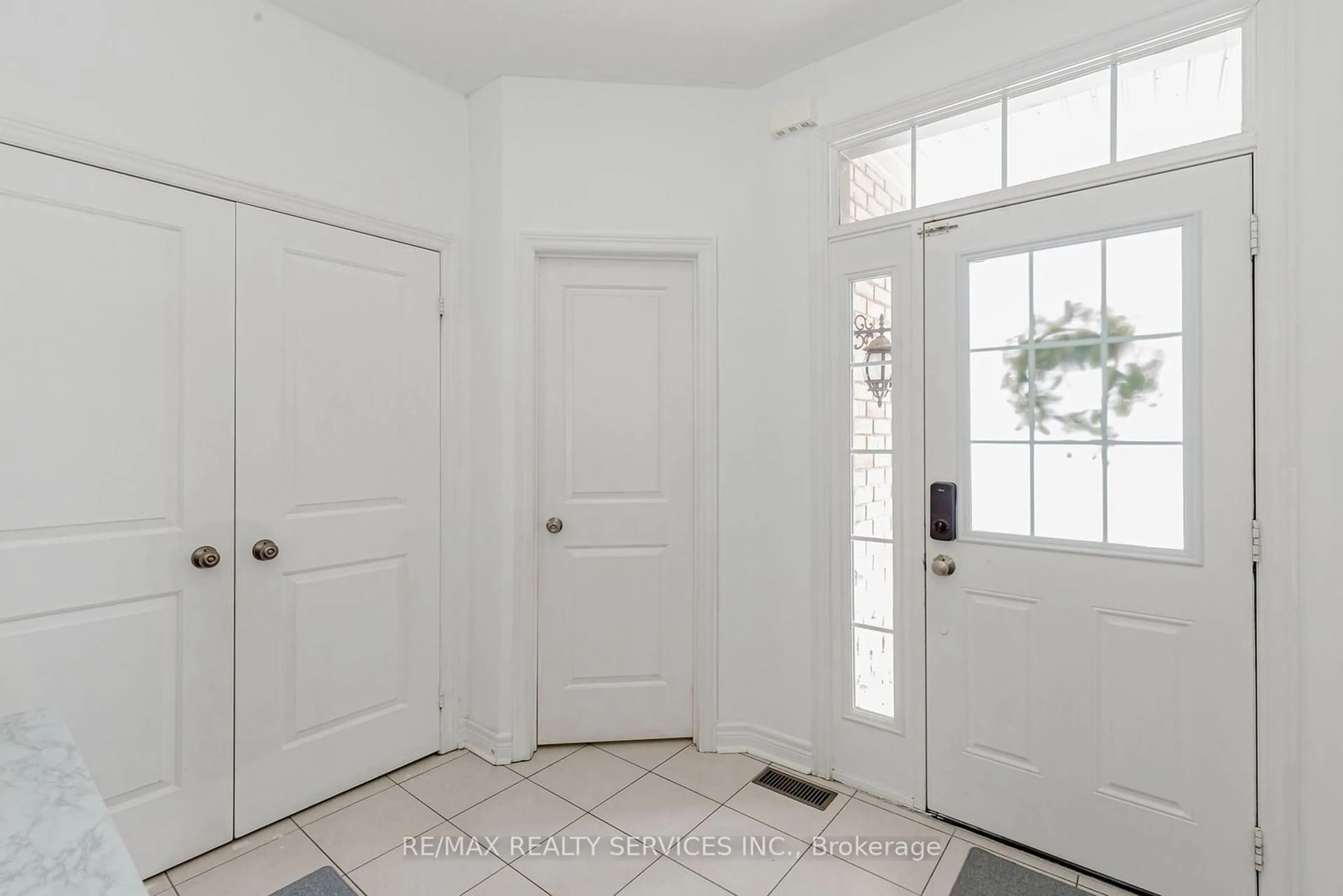 Indoor entryway for 31 Mccardy Crt, Caledon Ontario L7C 3W9