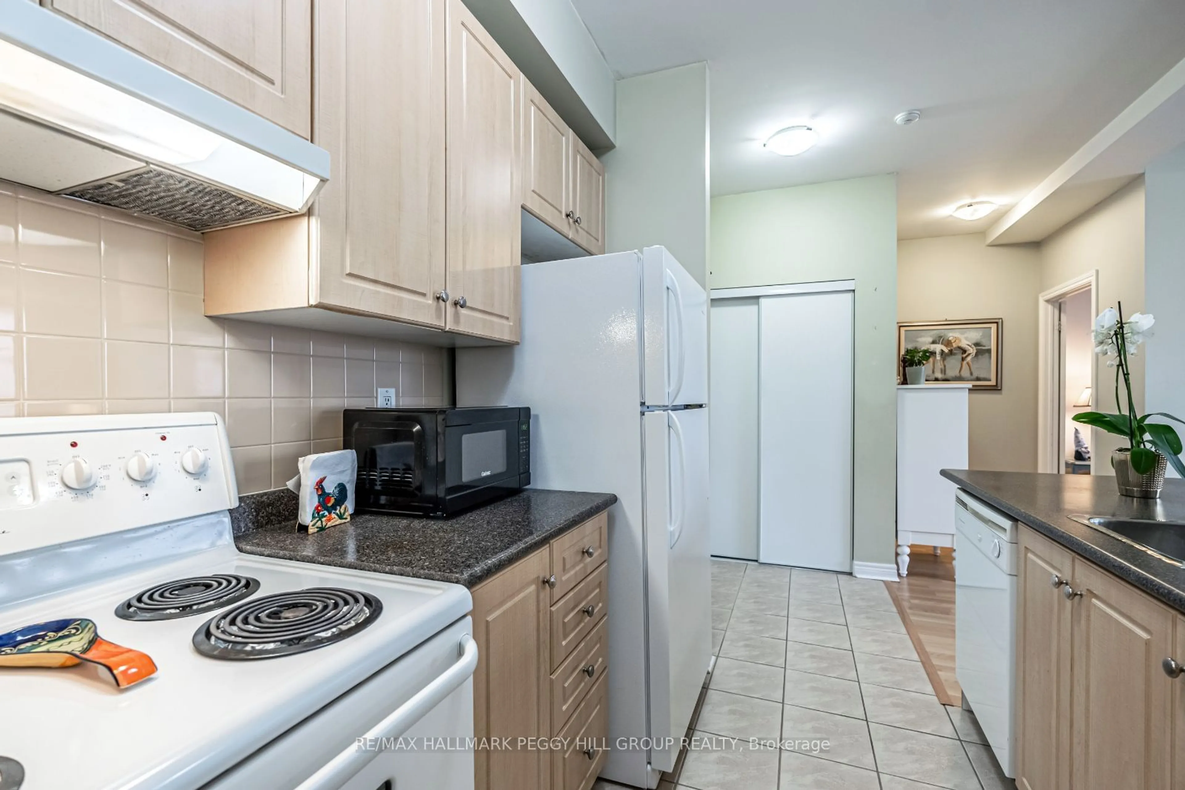 Standard kitchen, unknown for 1415 Lawrence Ave #319, Toronto Ontario M6L 1A9