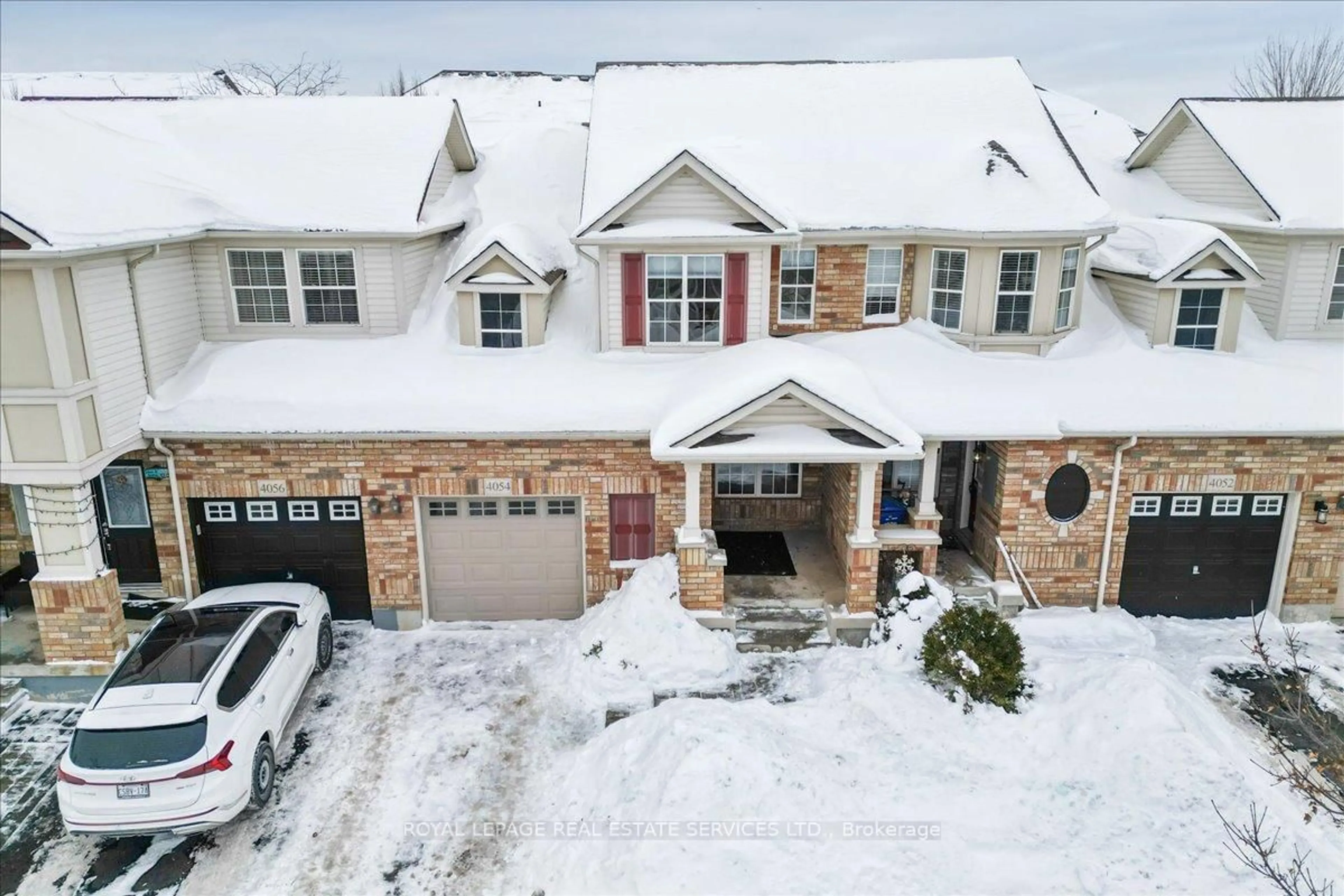 A pic from outside/outdoor area/front of a property/back of a property/a pic from drone, street for 4054 Donnic Dr, Burlington Ontario L7M 0A5