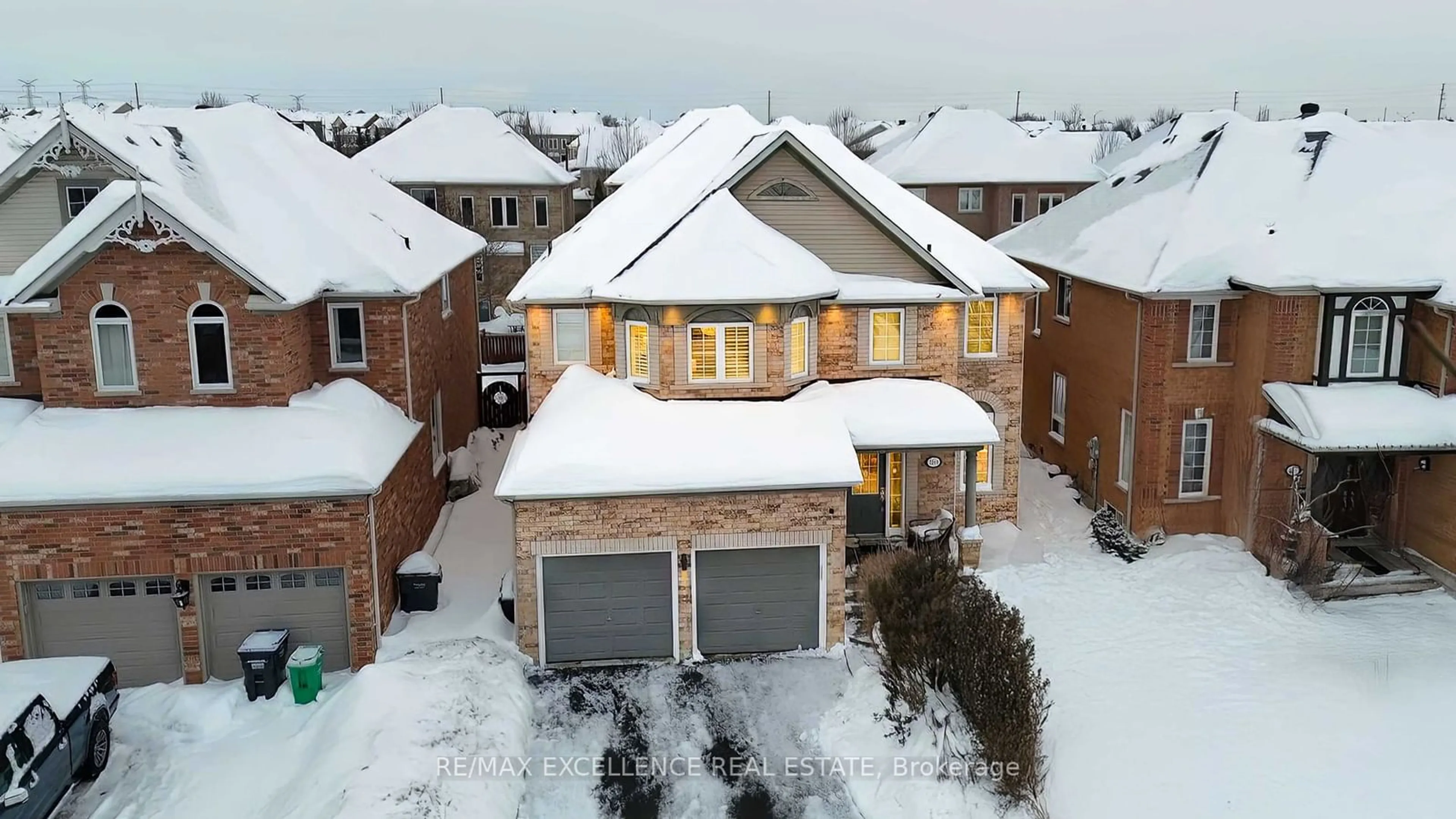 A pic from outside/outdoor area/front of a property/back of a property/a pic from drone, street for 7161 Appletree Lane, Mississauga Ontario L5W 1W5