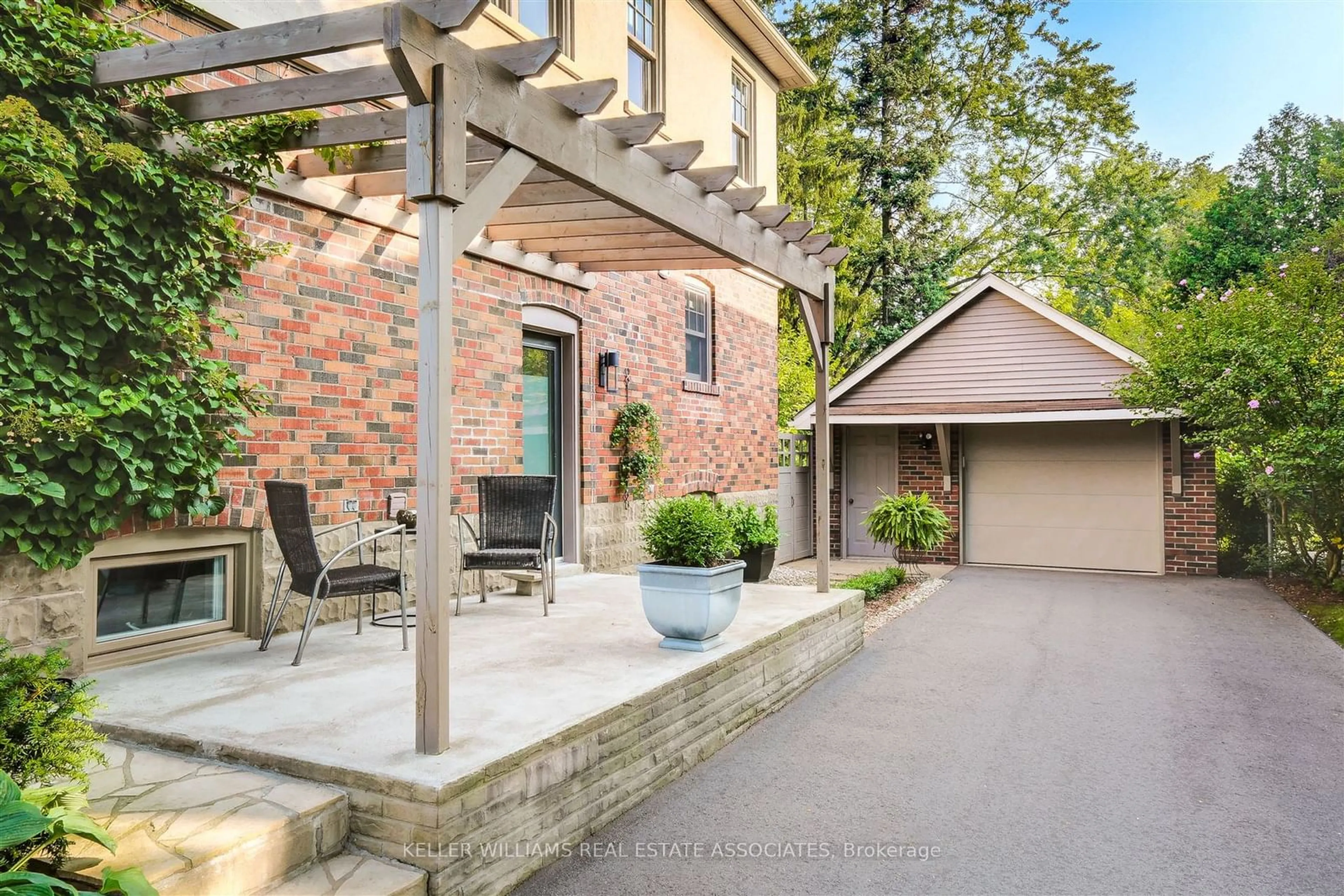 Patio, street for 25 Wesley Ave, Mississauga Ontario L5H 2M6