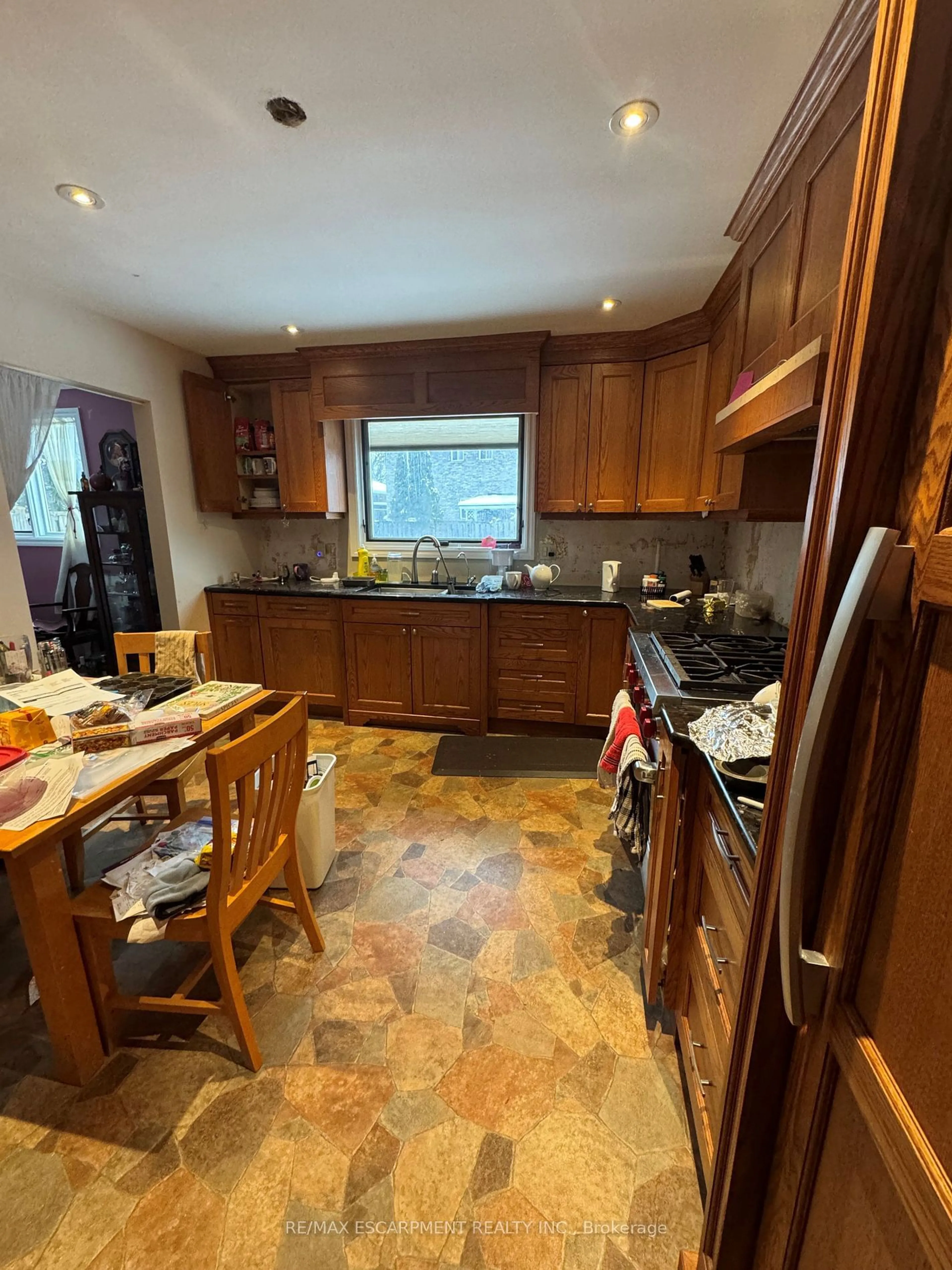 Standard kitchen, unknown for 313 Appleby Line, Burlington Ontario L7L 2X6