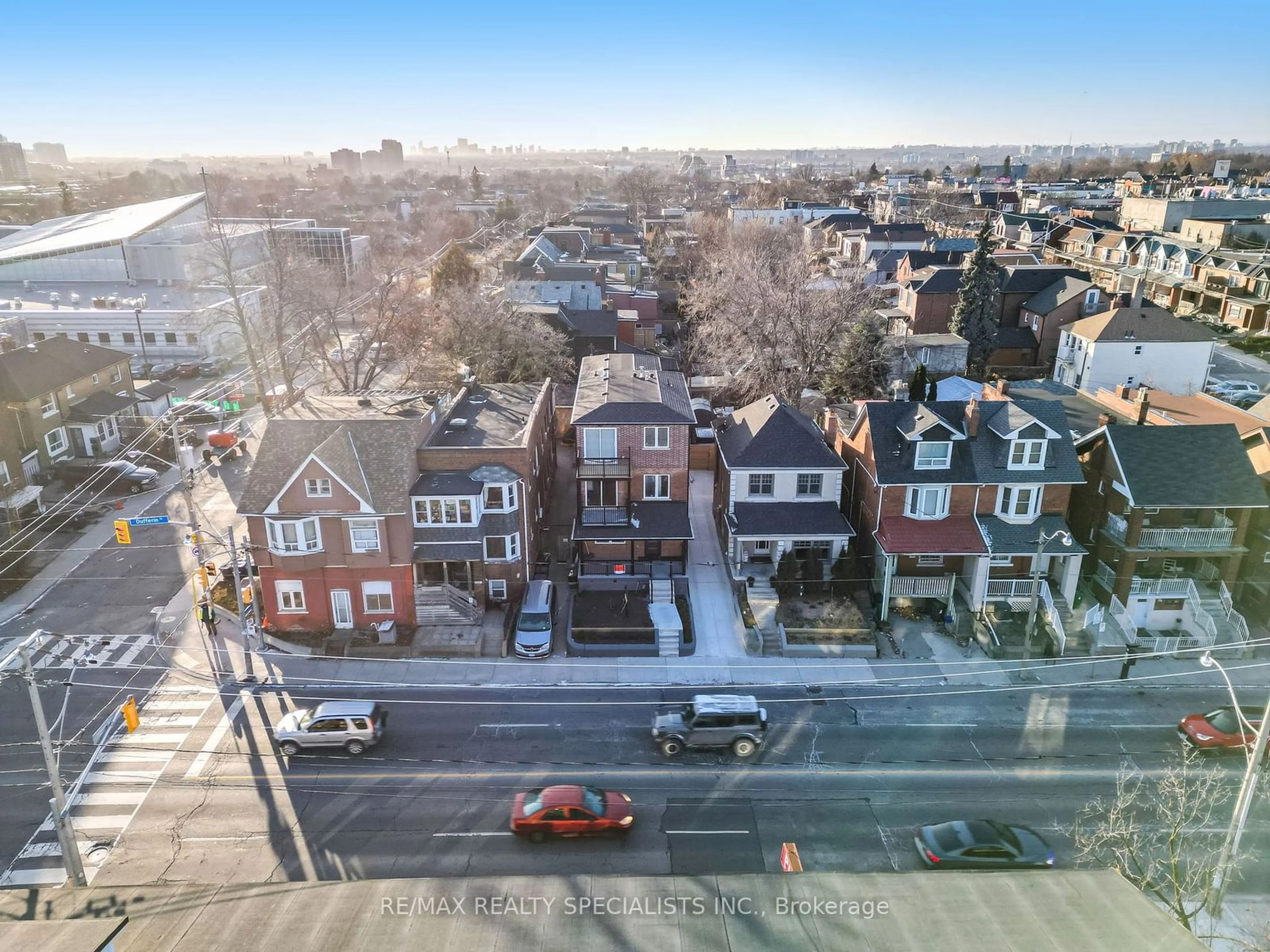 A pic from outside/outdoor area/front of a property/back of a property/a pic from drone, street for 1640 Dufferin St, Toronto Ontario M6H 3L8