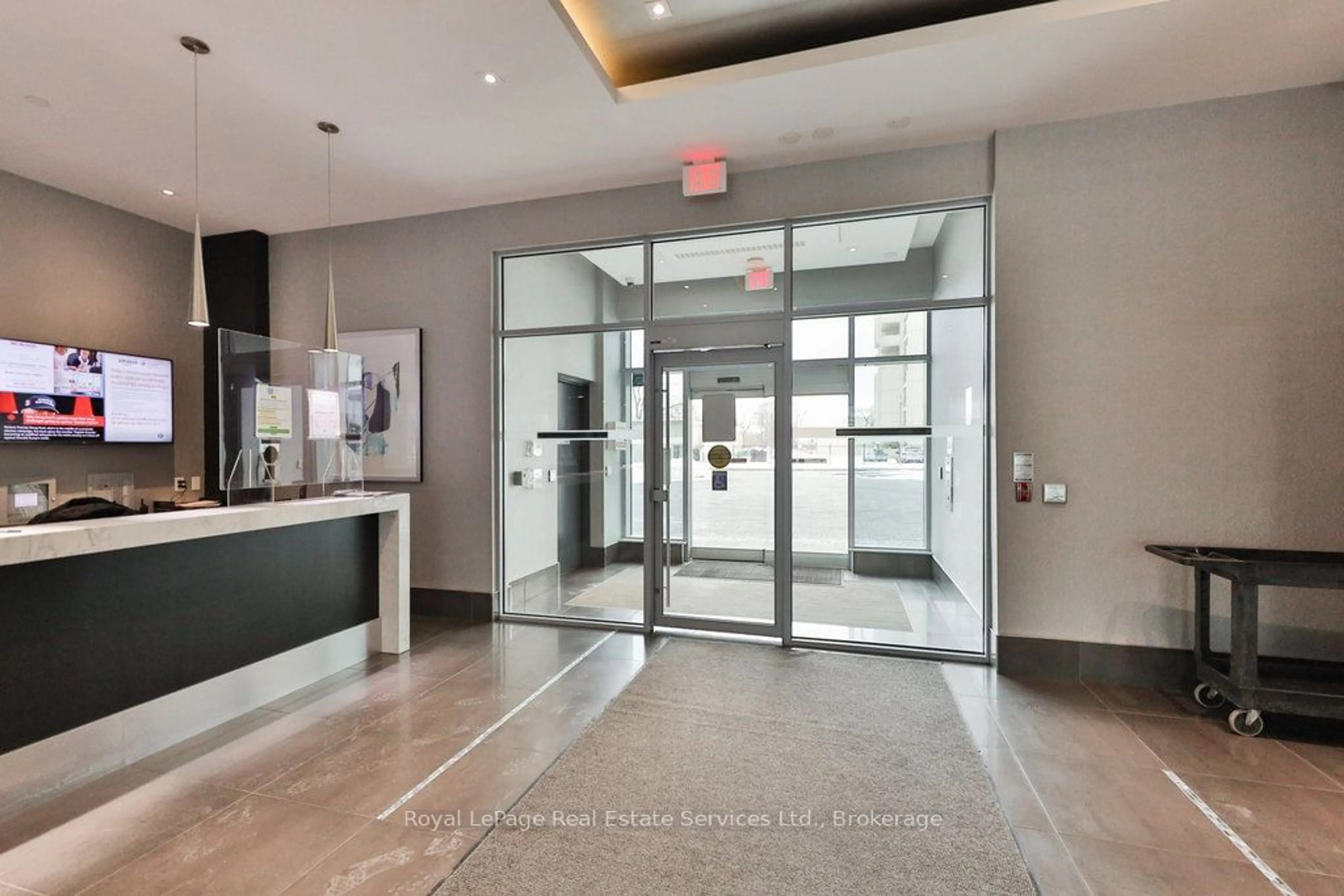 Indoor foyer for 65 Speers Rd #320, Oakville Ontario L6K 0J1