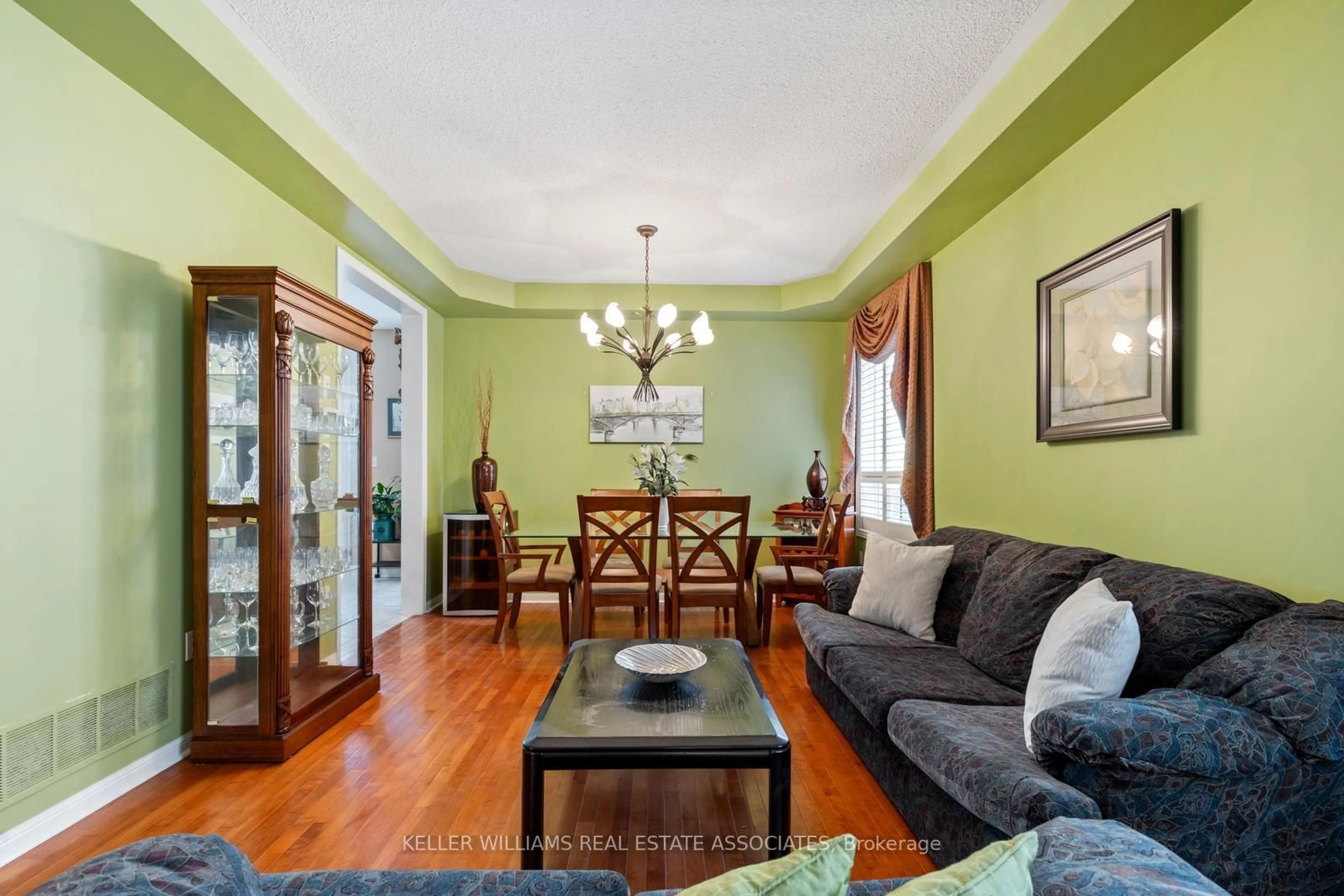 Living room with furniture, wood/laminate floor for 3949 Mayla Dr, Mississauga Ontario L5M 7Y9