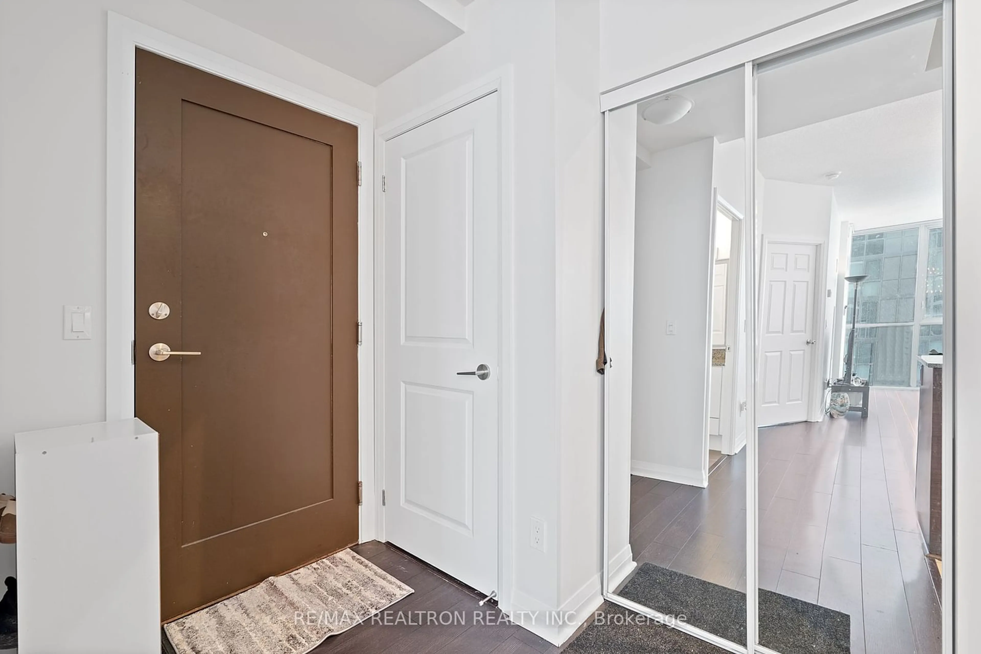 Indoor entryway for 55 Eglinton Ave #1001, Mississauga Ontario L5R 0E4