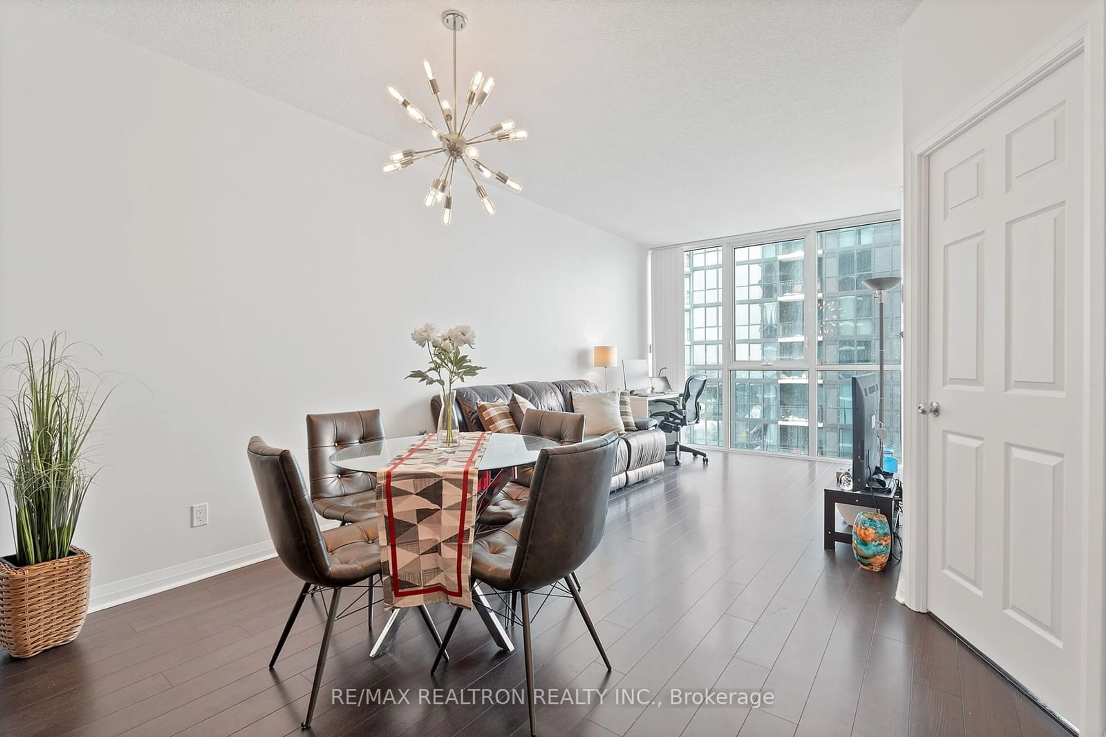 Dining room, wood/laminate floor for 55 Eglinton Ave #1001, Mississauga Ontario L5R 0E4