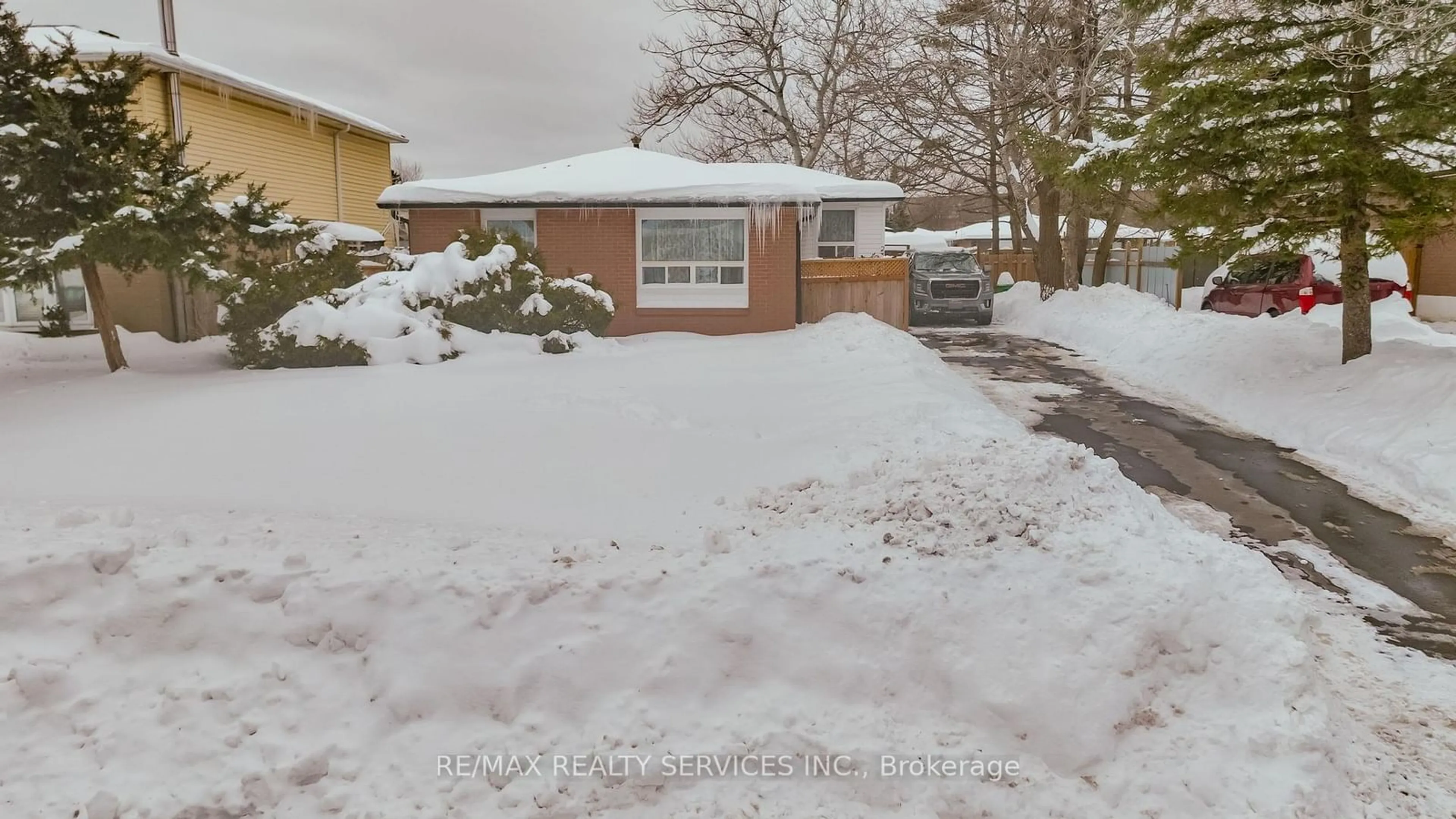 A pic from outside/outdoor area/front of a property/back of a property/a pic from drone, street for 23 Fidelia Cres, Brampton Ontario L6T 3P7