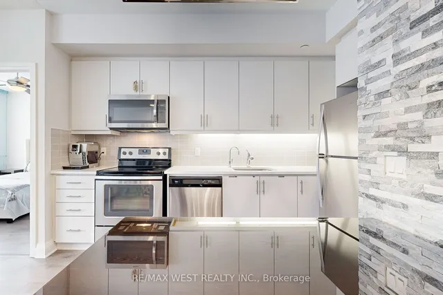 Additional property image - 17 Zorra St Unit 905