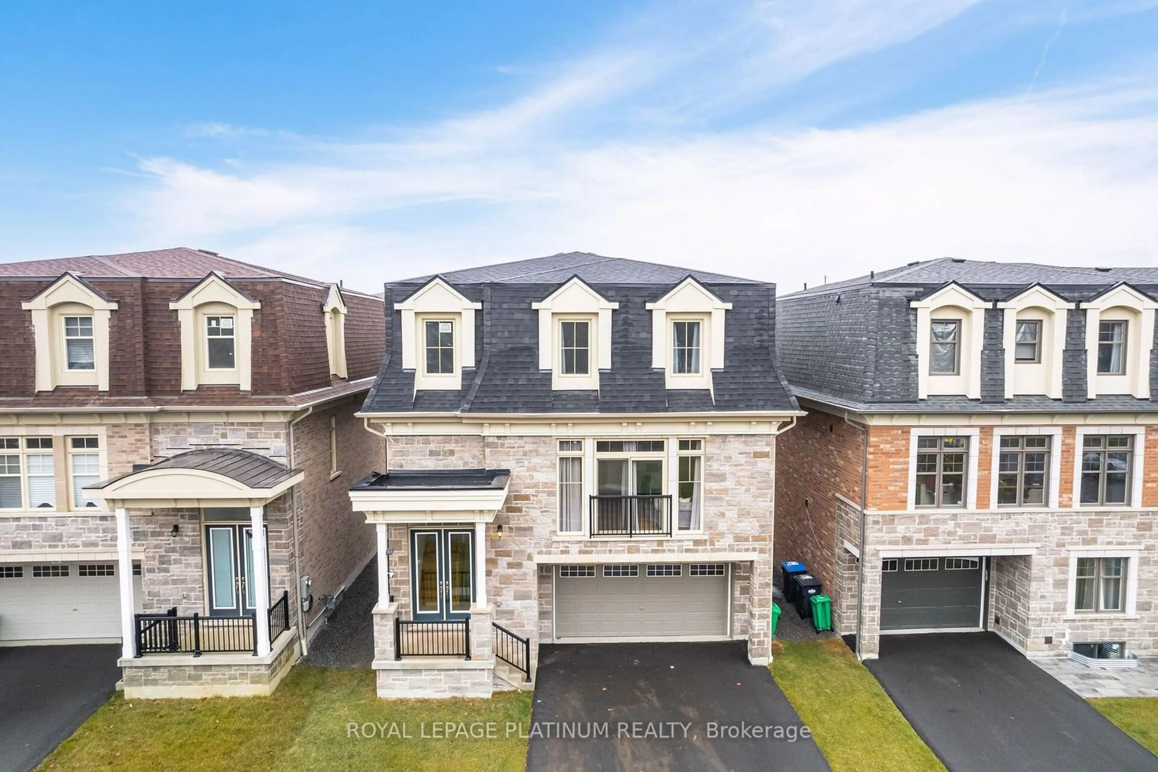 A pic from outside/outdoor area/front of a property/back of a property/a pic from drone, street for 2093 Primate Rd, Mississauga Ontario L4Y 0H2