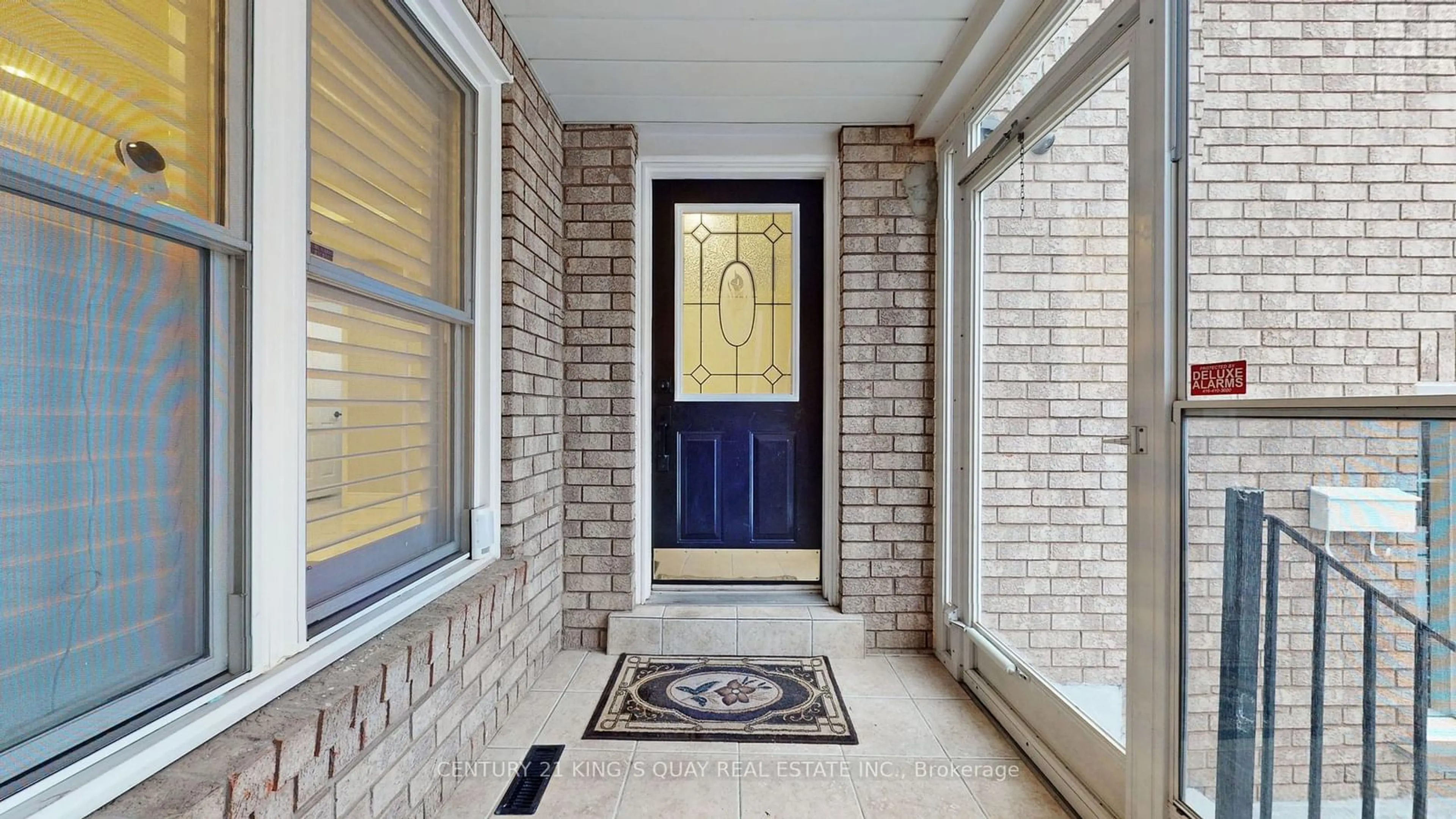 Indoor entryway for 6521 Warbler Lane, Mississauga Ontario L5N 6E1