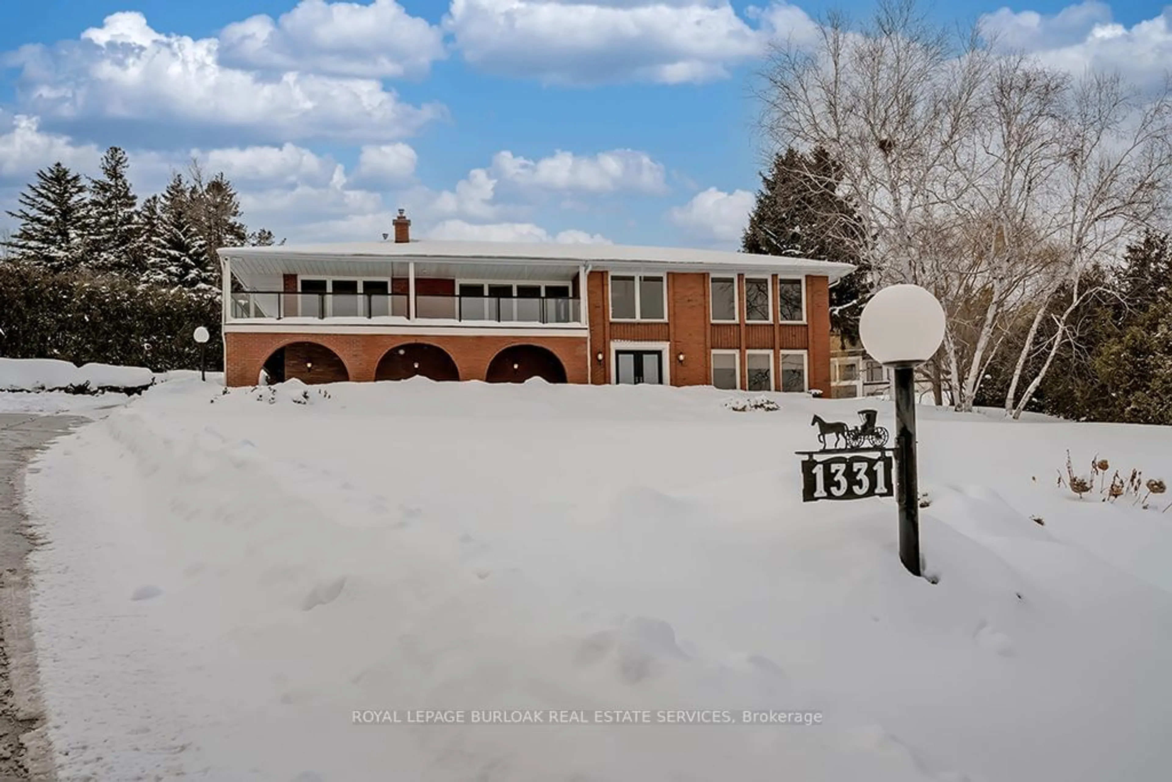 A pic from outside/outdoor area/front of a property/back of a property/a pic from drone, street for 1331 Portview Crt, Burlington Ontario L7P 4V9