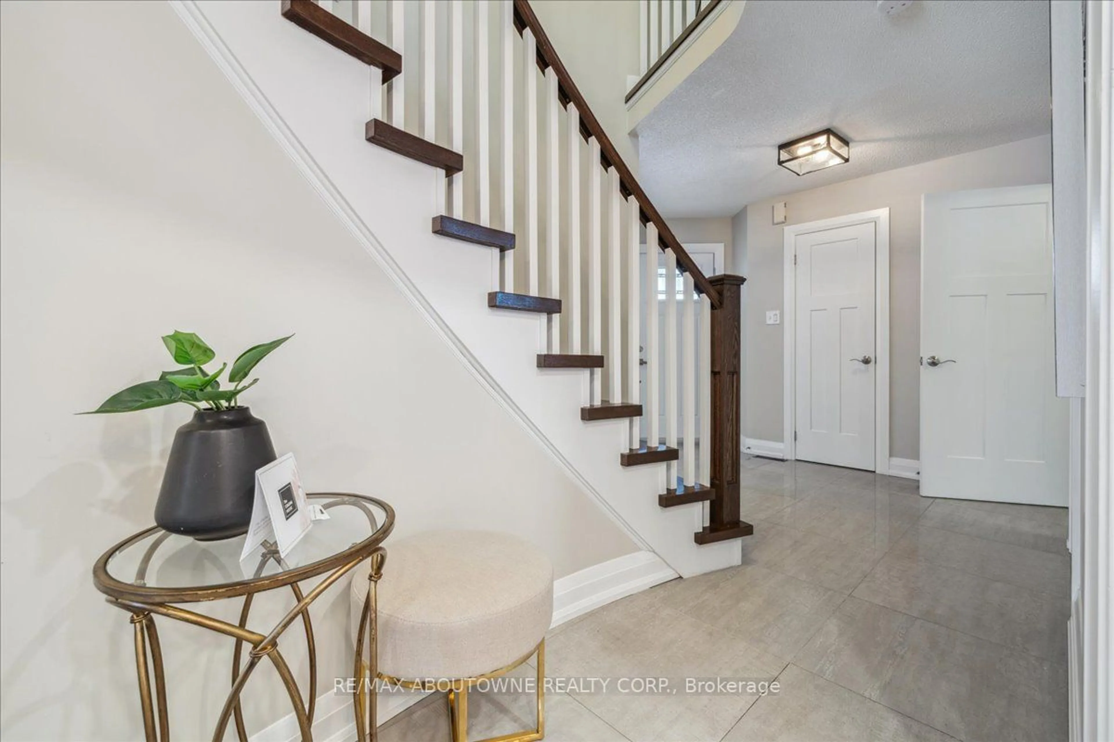 Indoor entryway for 69 Lauchlin Cres, Halton Hills Ontario L7G 5R5