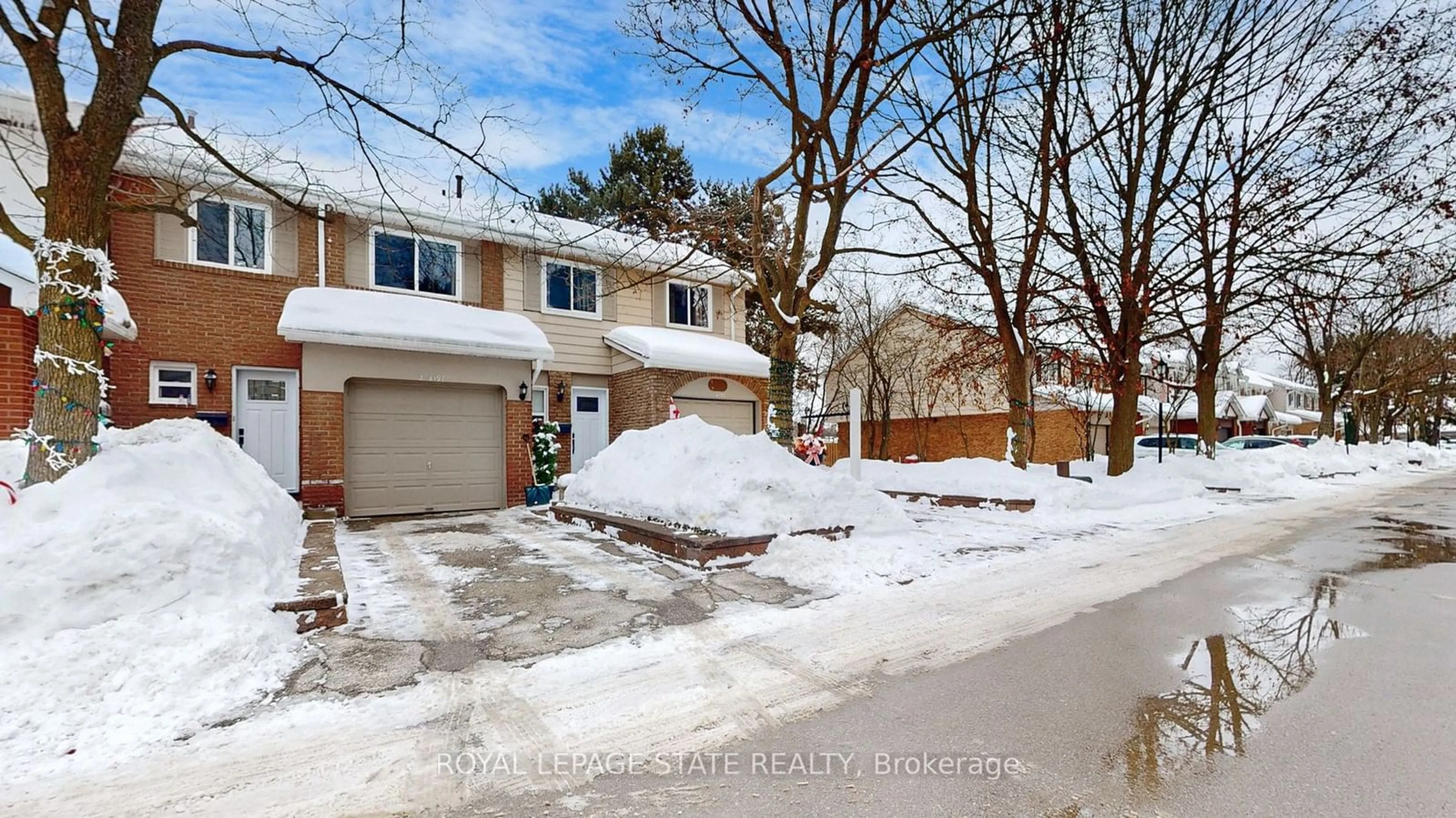 A pic from outside/outdoor area/front of a property/back of a property/a pic from drone, street for 4197 Longmoor Dr #2, Burlington Ontario L7L 5J9