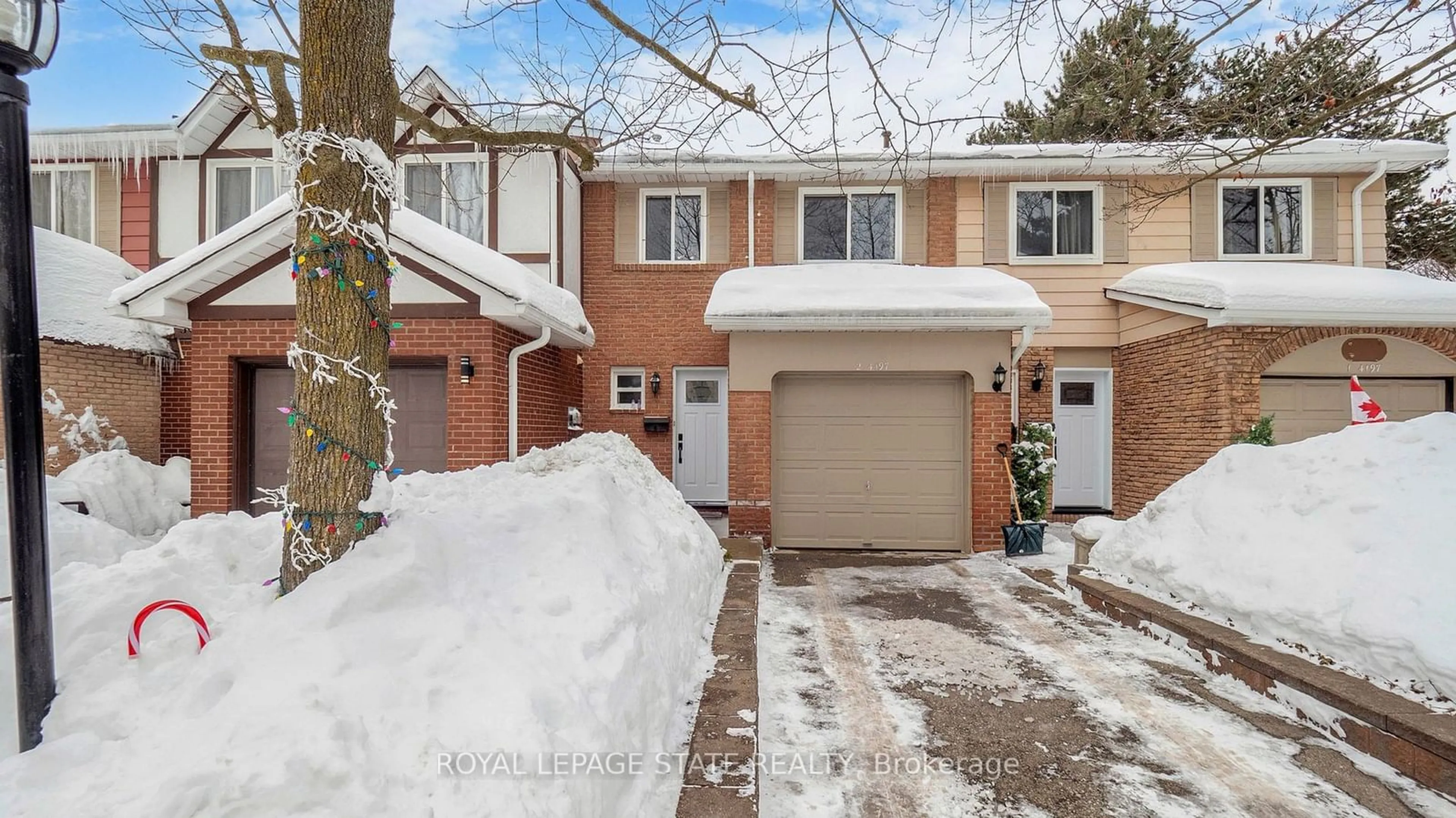 A pic from outside/outdoor area/front of a property/back of a property/a pic from drone, street for 4197 Longmoor Dr #2, Burlington Ontario L7L 5J9