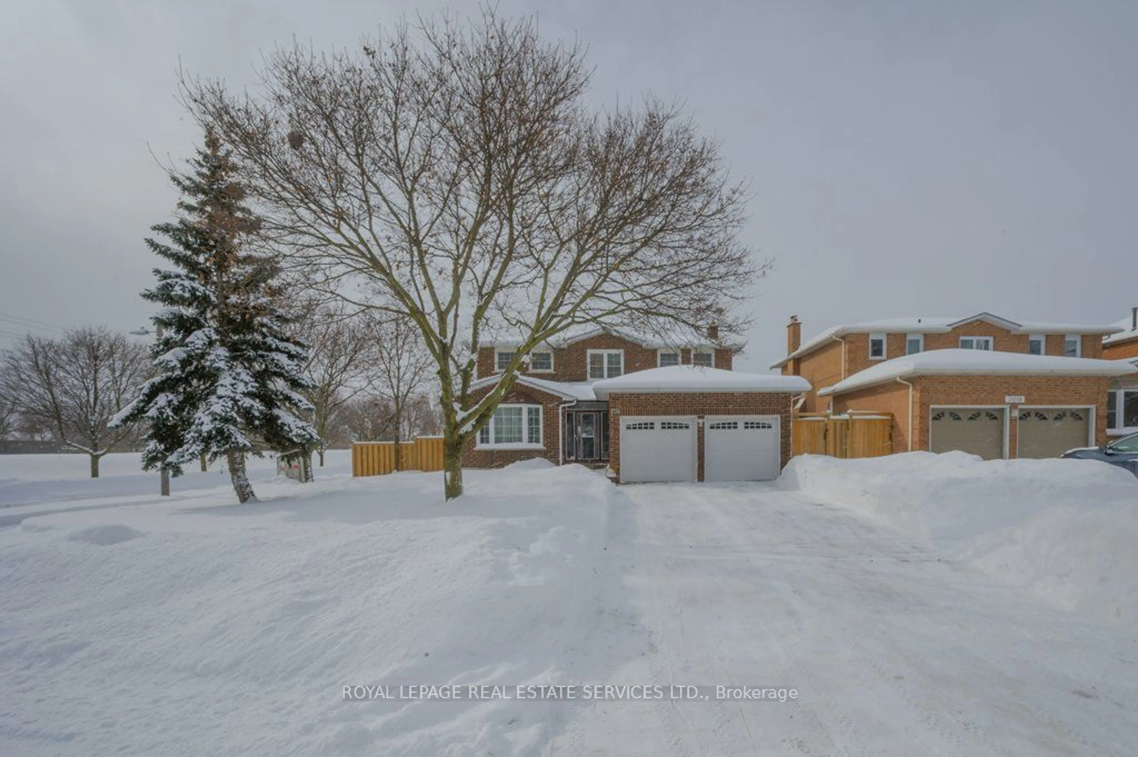 A pic from outside/outdoor area/front of a property/back of a property/a pic from drone, street for 2015 Madden Blvd, Oakville Ontario L6H 3L7