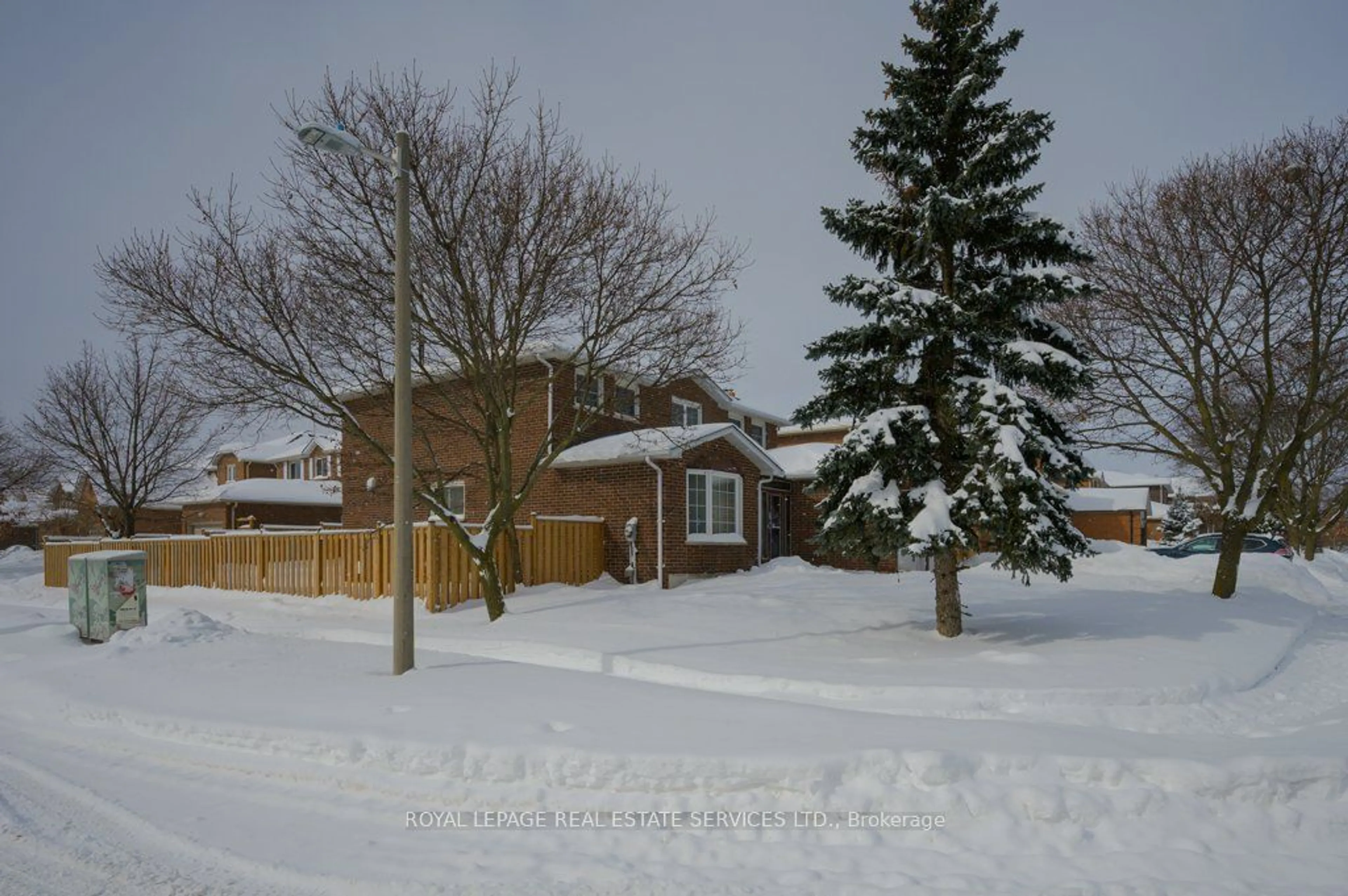 A pic from outside/outdoor area/front of a property/back of a property/a pic from drone, street for 2015 Madden Blvd, Oakville Ontario L6H 3L7