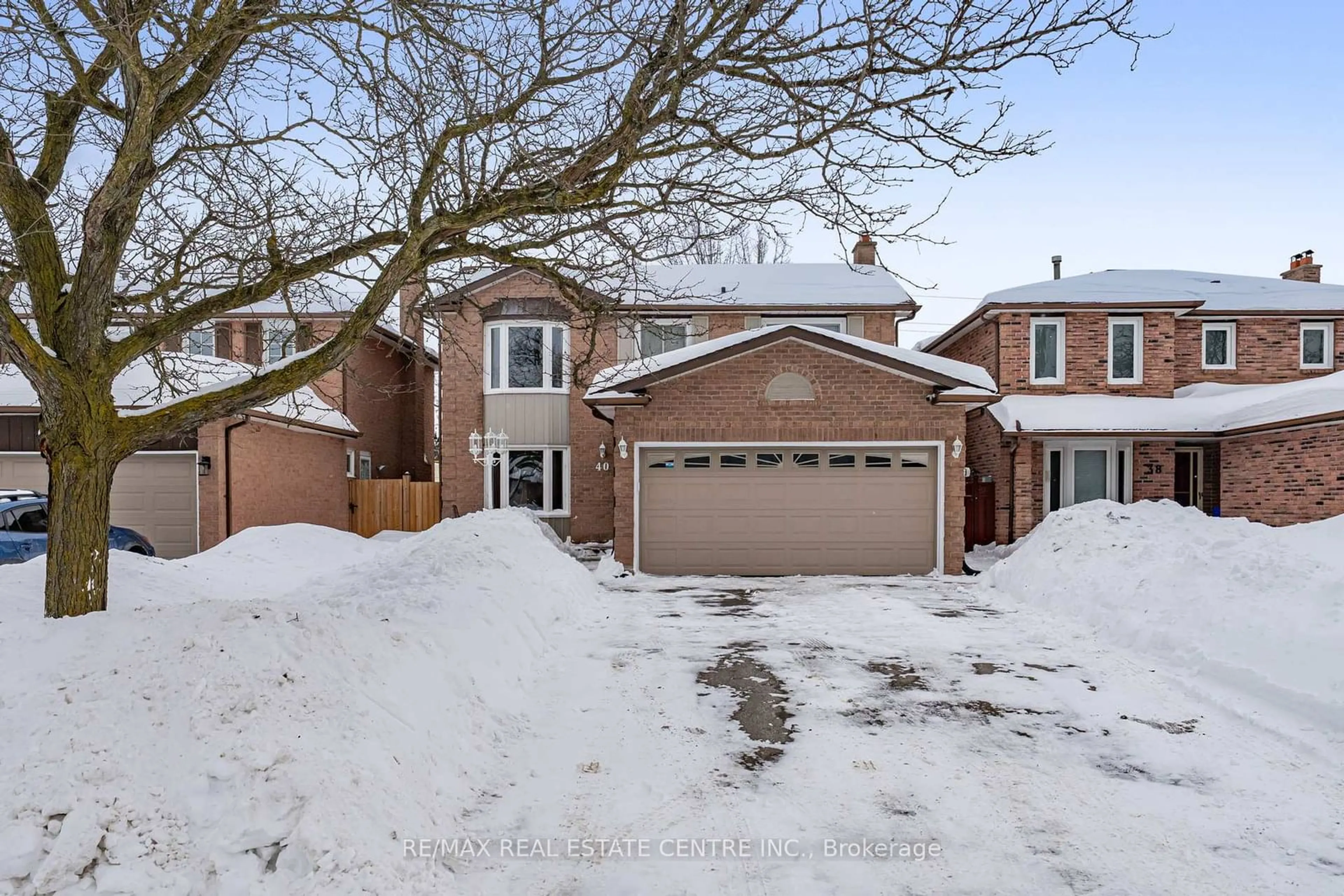 A pic from outside/outdoor area/front of a property/back of a property/a pic from drone, street for 40 Calvert Dr, Halton Hills Ontario L7G 5E6