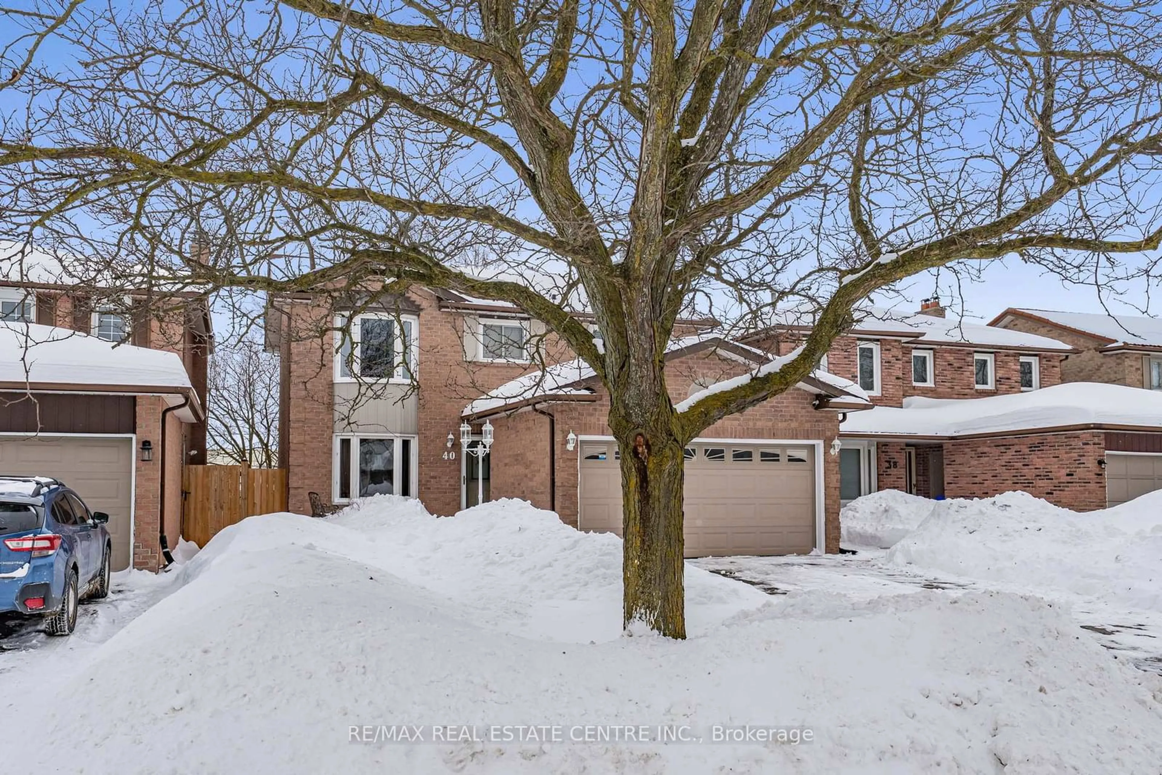 A pic from outside/outdoor area/front of a property/back of a property/a pic from drone, street for 40 Calvert Dr, Halton Hills Ontario L7G 5E6