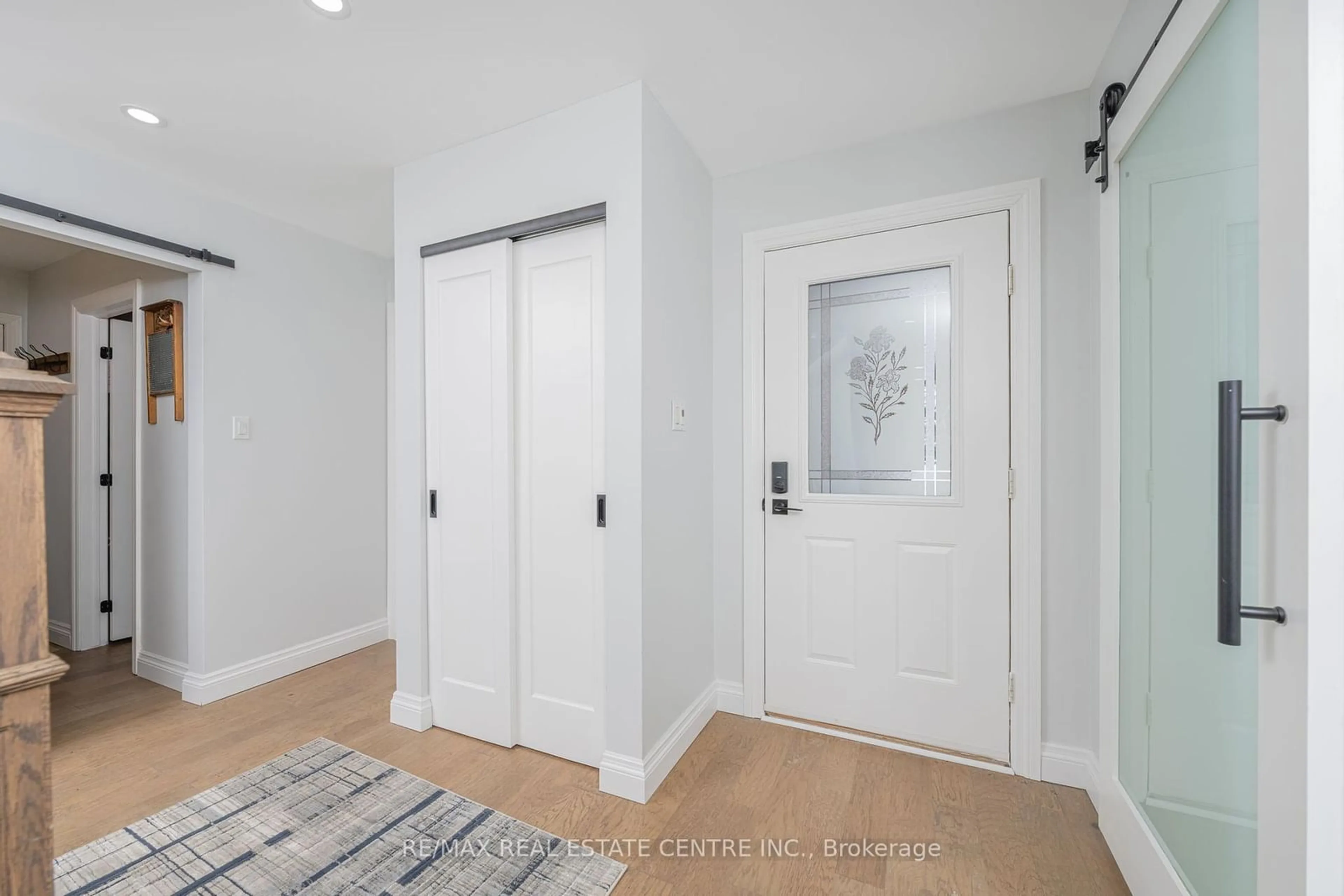 Indoor entryway for 40 Calvert Dr, Halton Hills Ontario L7G 5E6