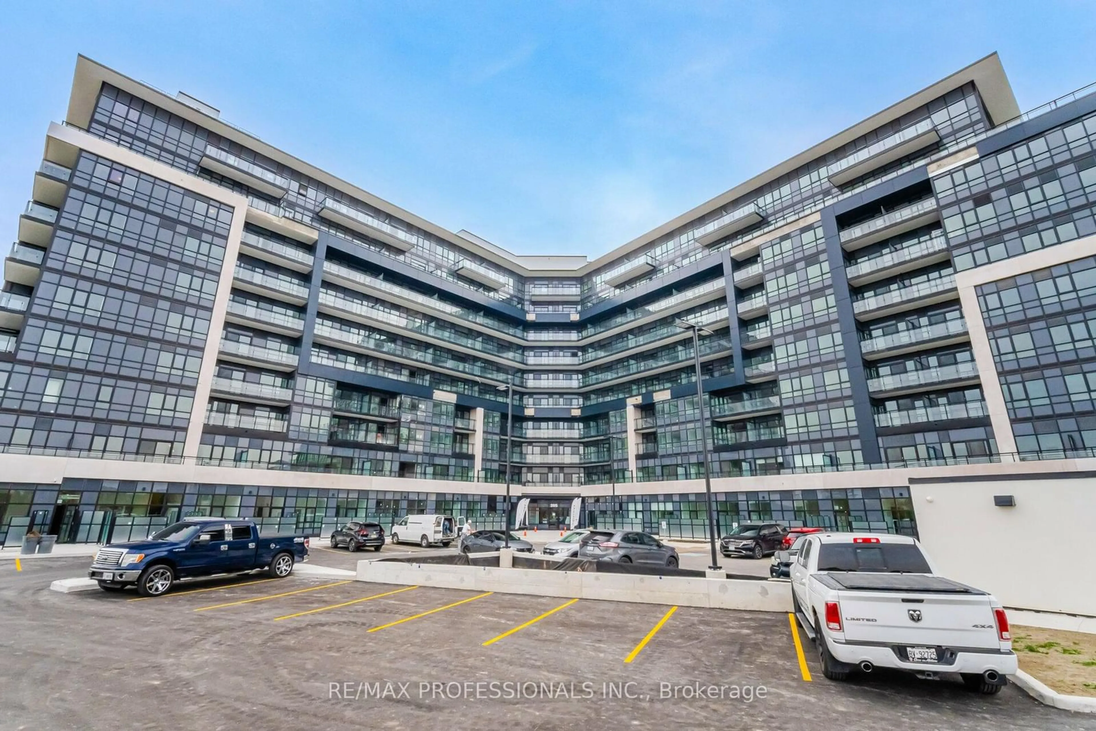 Indoor foyer for 395 Dundas St #603, Oakville Ontario L6M 5R8