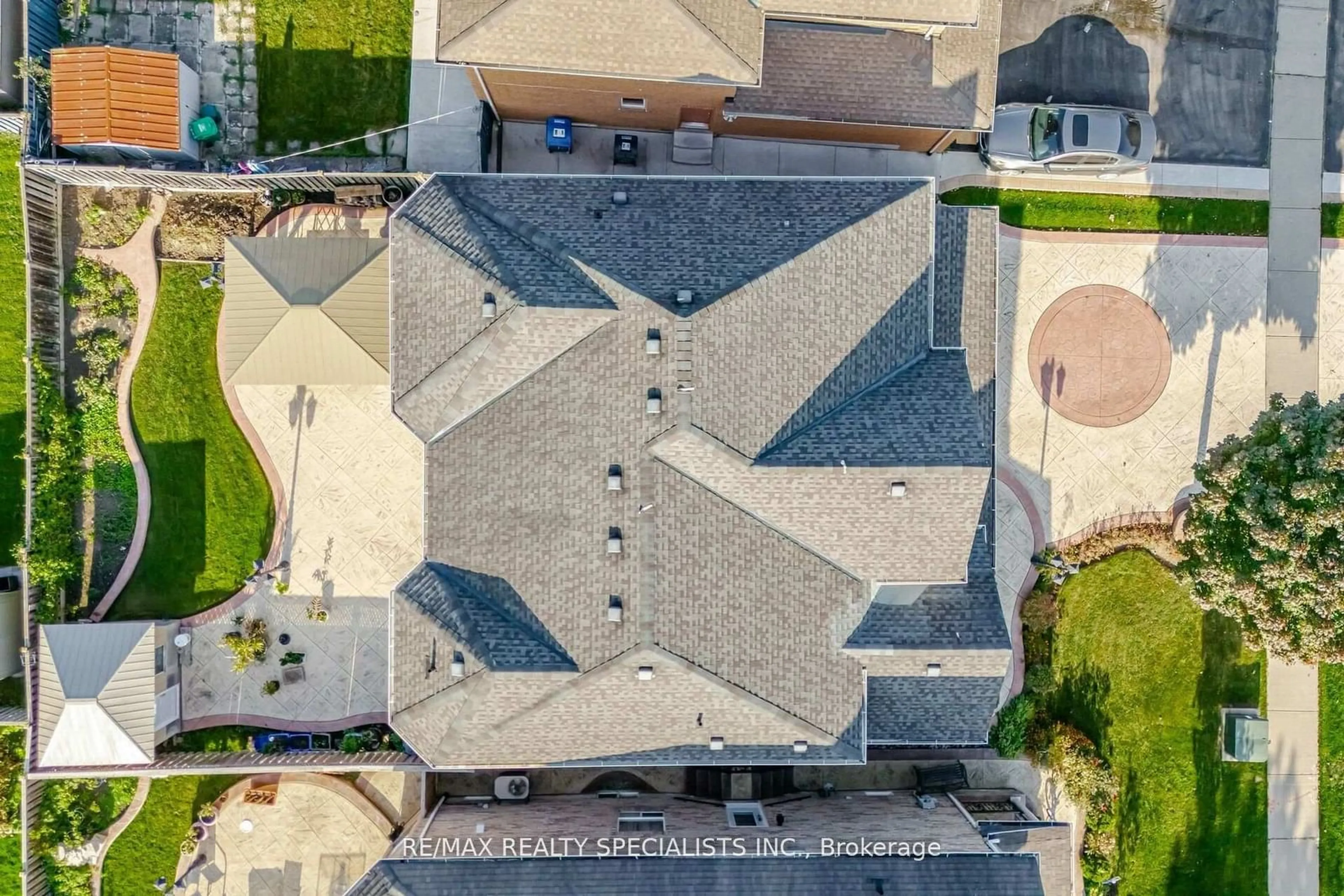 A pic from outside/outdoor area/front of a property/back of a property/a pic from drone, street for 30 Latania Blvd, Brampton Ontario L6P 1S9