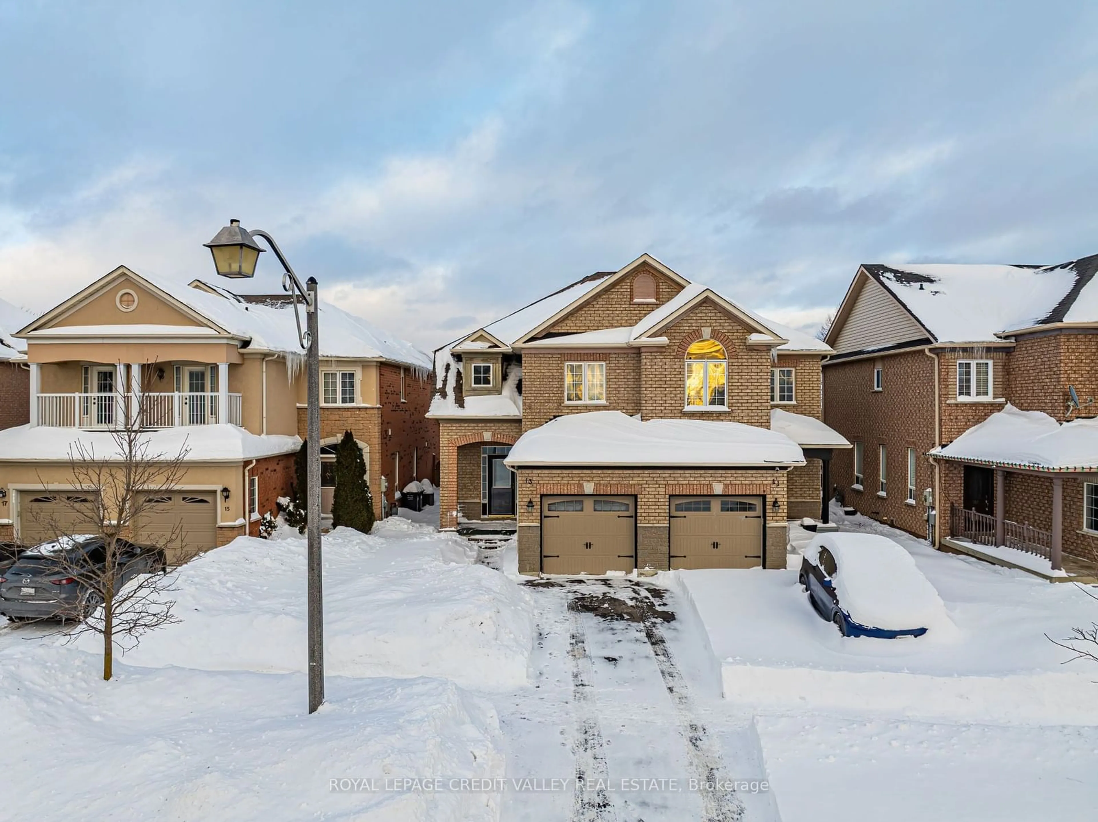 A pic from outside/outdoor area/front of a property/back of a property/a pic from drone, street for 13 Brookstone Crt, Caledon Ontario L7C 1C7