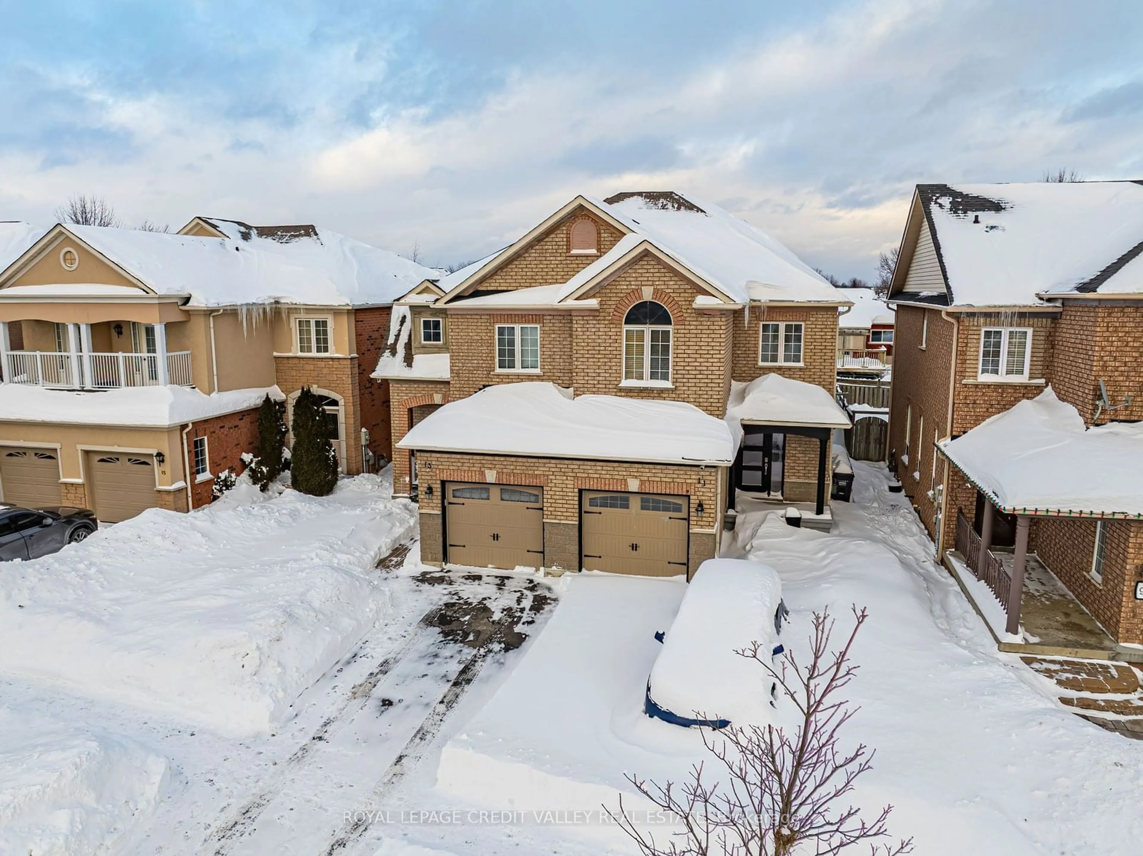 A pic from outside/outdoor area/front of a property/back of a property/a pic from drone, street for 13 Brookstone Crt, Caledon Ontario L7C 1C7