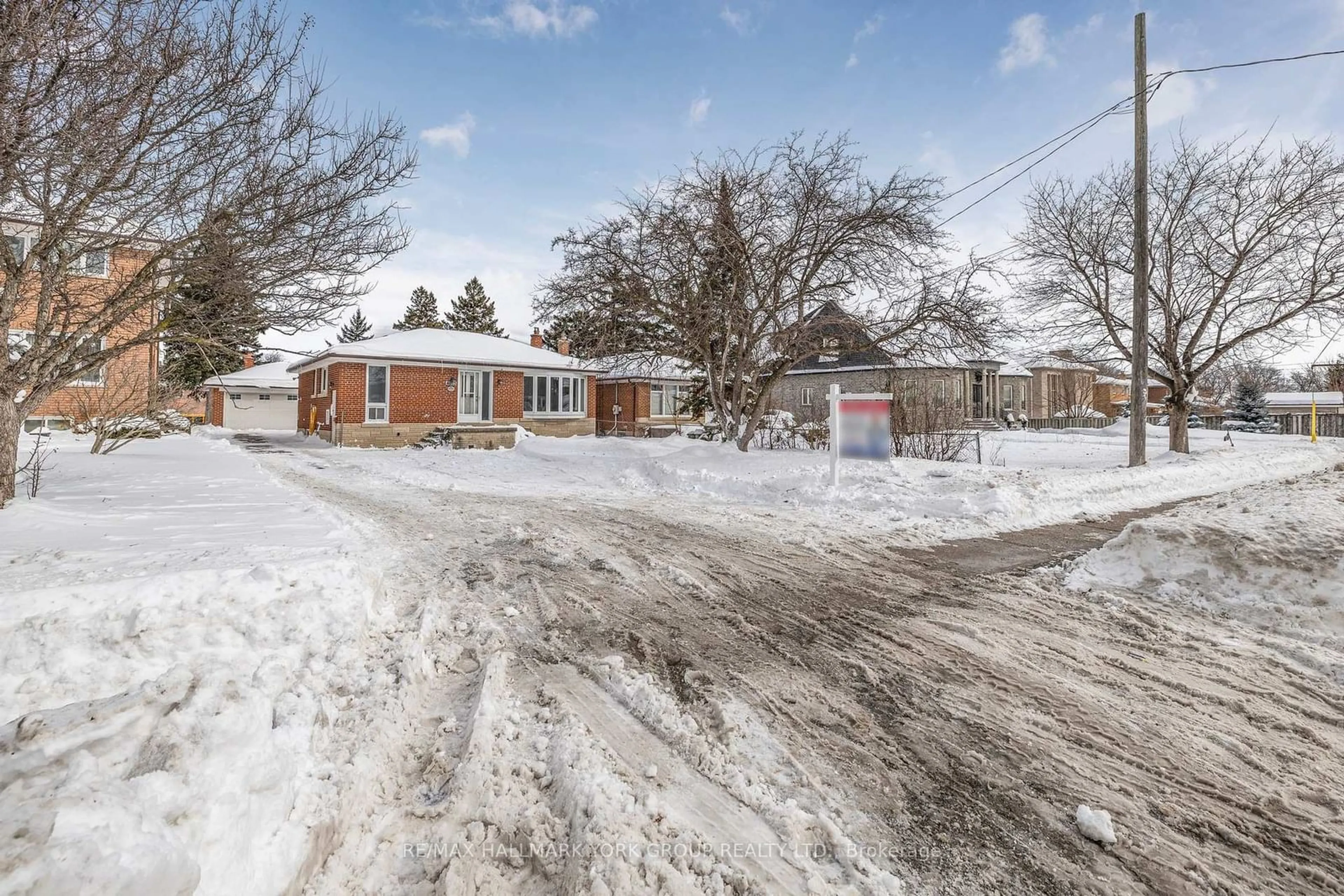 A pic from outside/outdoor area/front of a property/back of a property/a pic from drone, street for 4073 Tomken Rd, Mississauga Ontario L4W 1J4