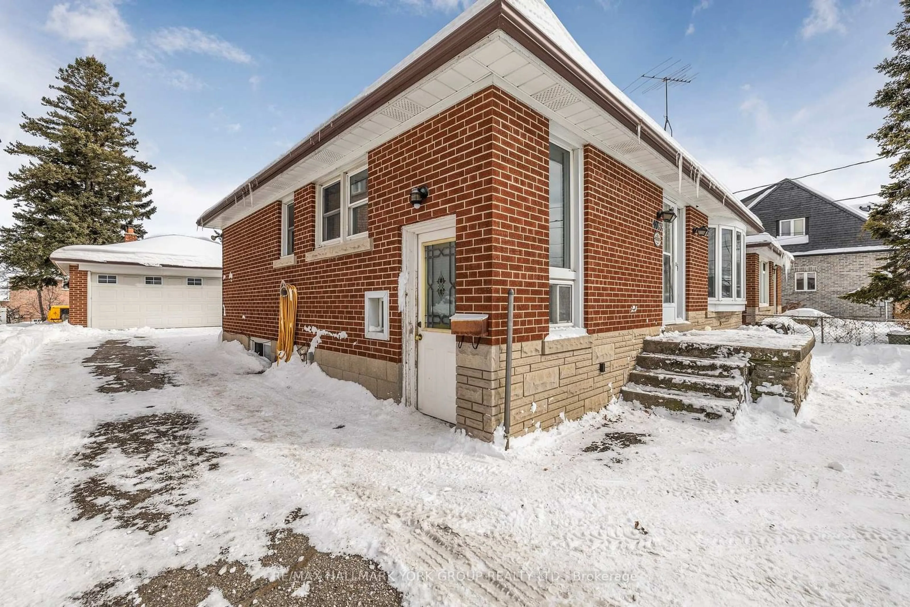 Home with brick exterior material, building for 4073 Tomken Rd, Mississauga Ontario L4W 1J4