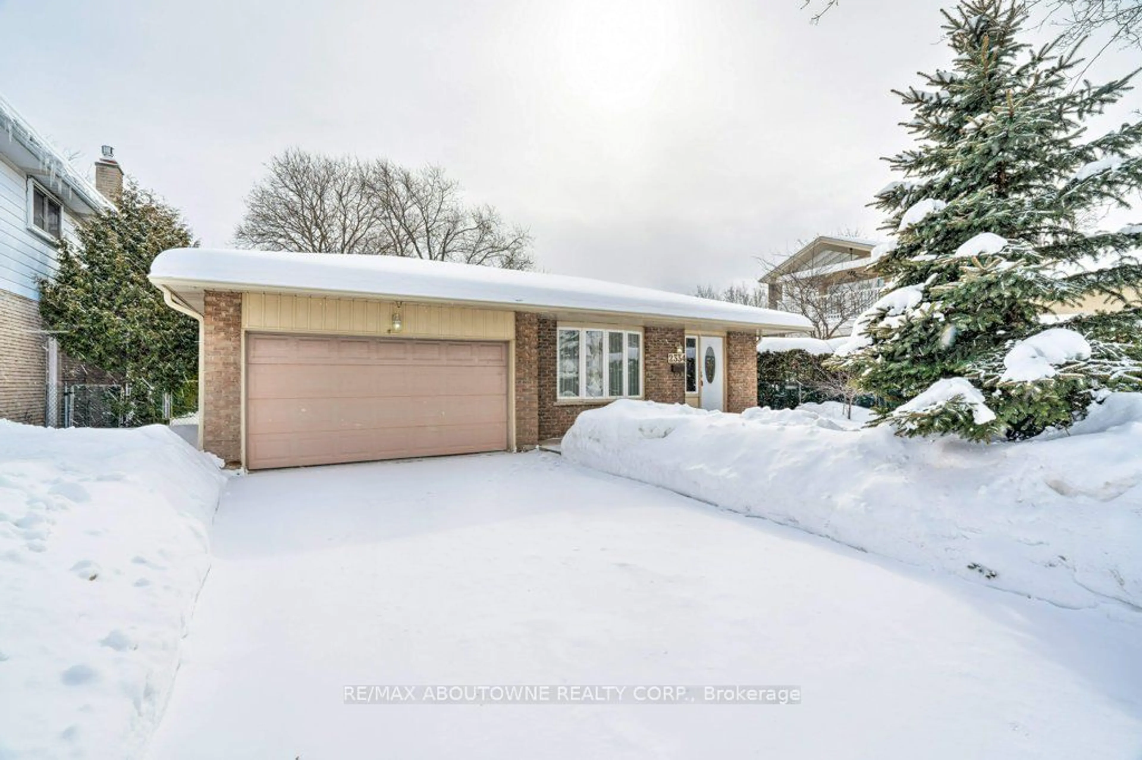 A pic from outside/outdoor area/front of a property/back of a property/a pic from drone, street for 2334 Wyandotte Dr, Oakville Ontario L6L 2T6