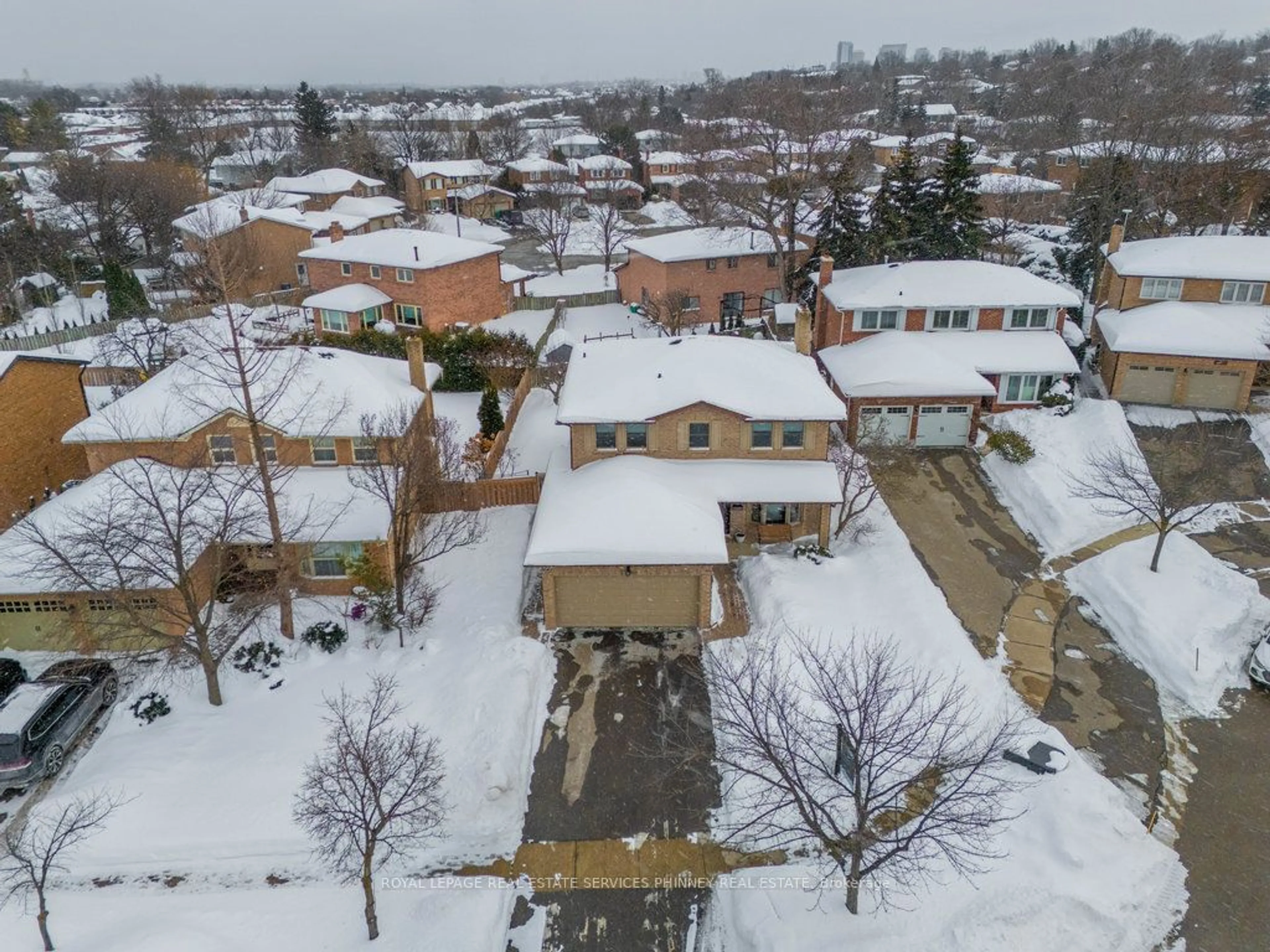 A pic from outside/outdoor area/front of a property/back of a property/a pic from drone, street for 2290 Beejay Crt, Mississauga Ontario L5M 2N6